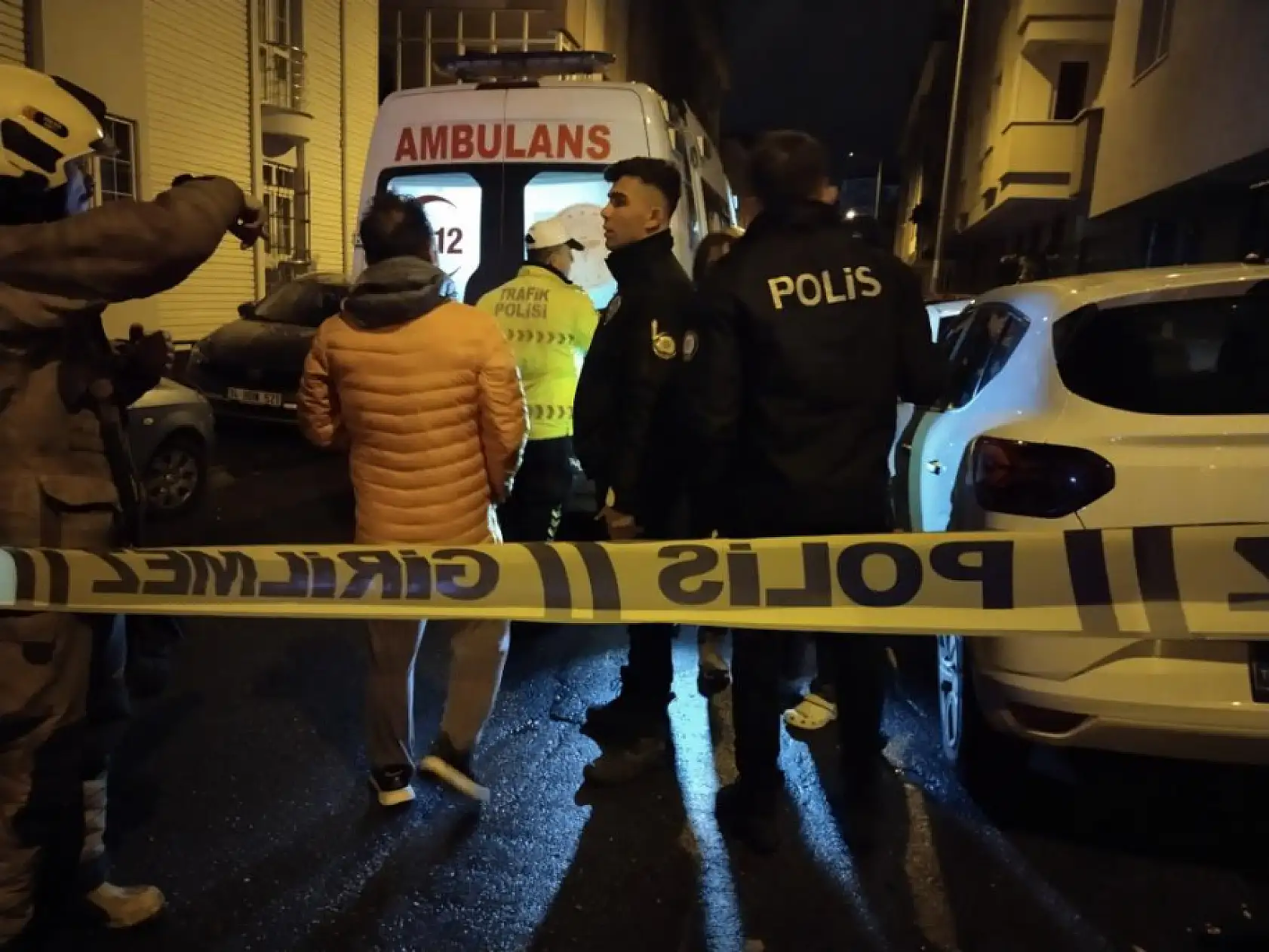 Korkutan patlama: Evin duvarı yıkıldı