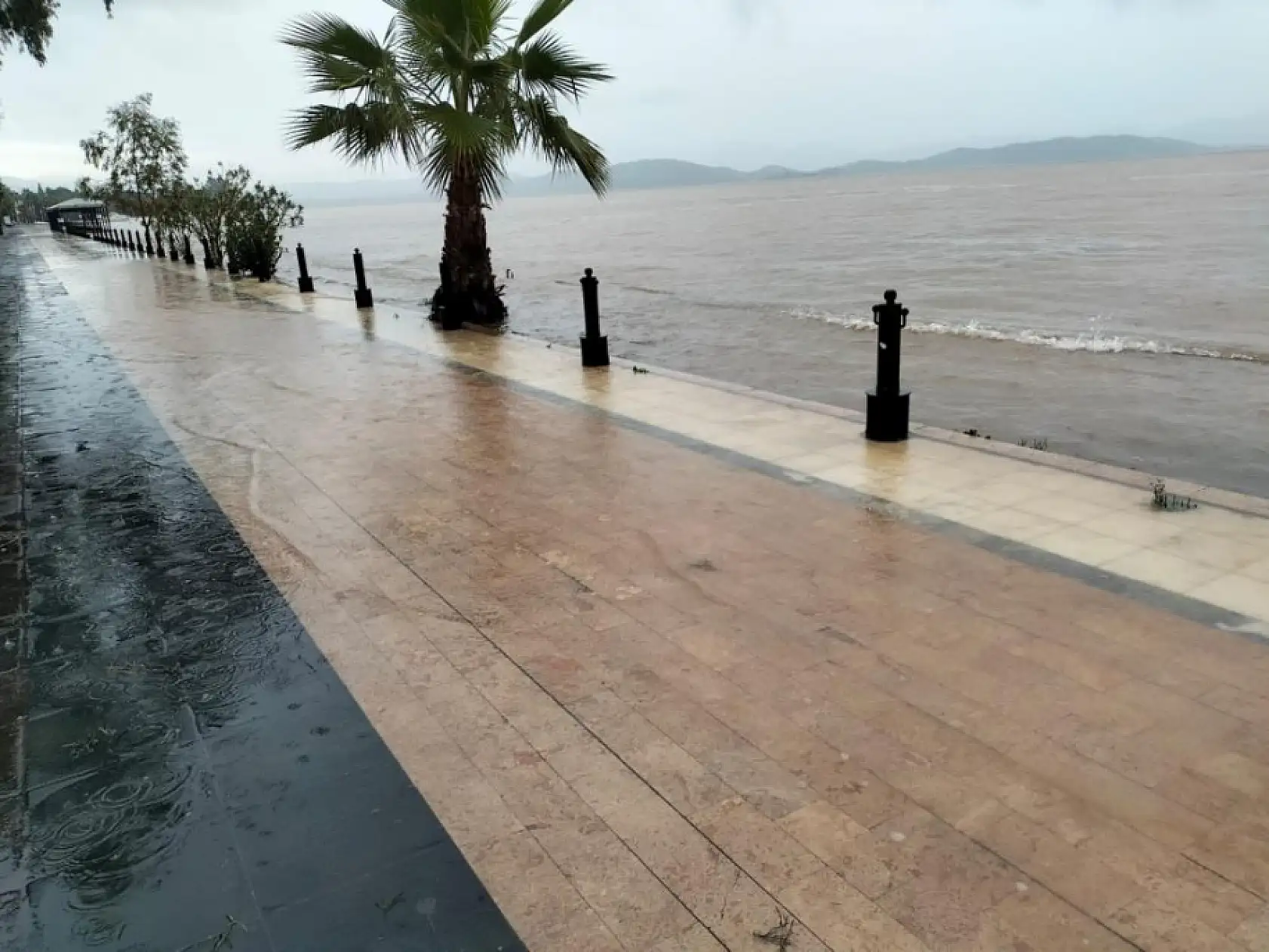 Köyceğiz Gölü taştı, yürüyüş yolunu su bastı