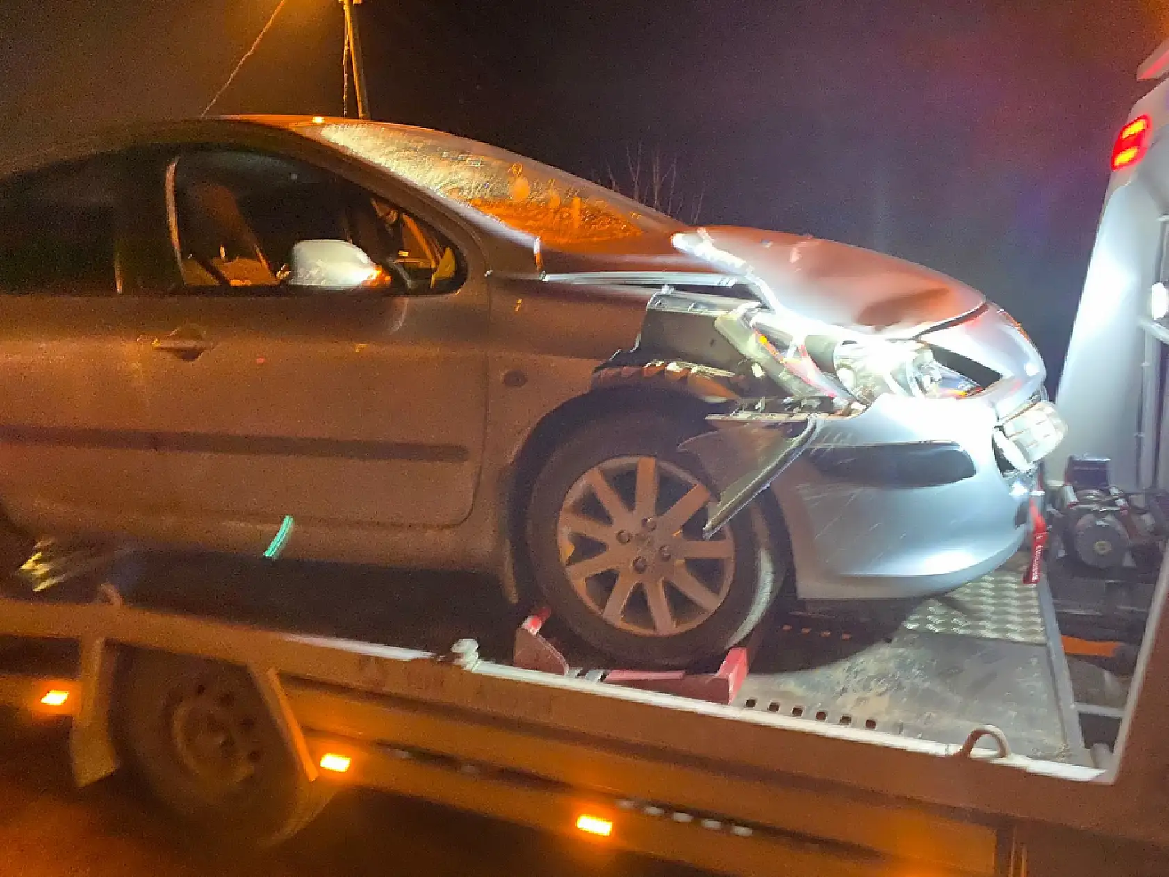 Düğüne giderken salon önünde otomobil çarpan kadın hayatını kaybetti