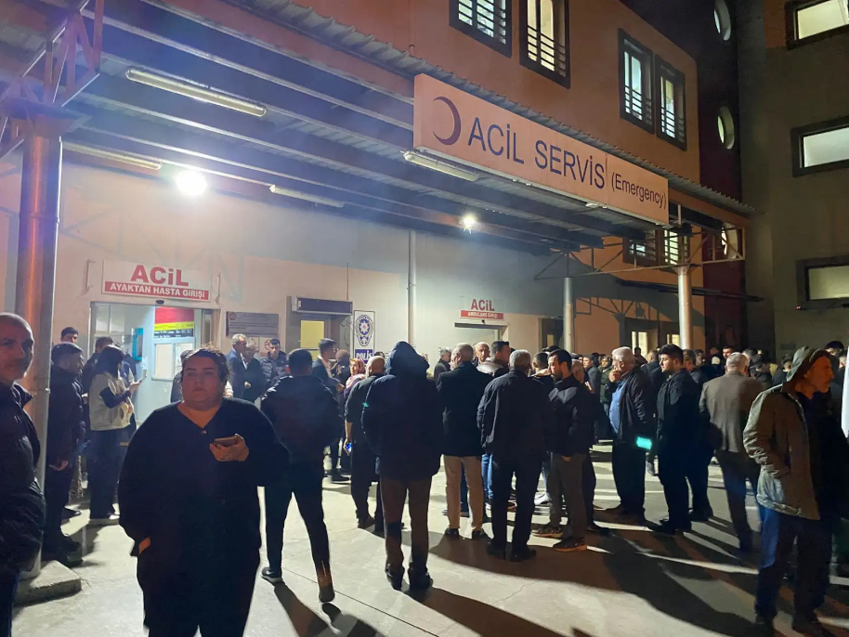 Düğüne giderken salon önünde otomobil çarpan kadın hayatını kaybetti