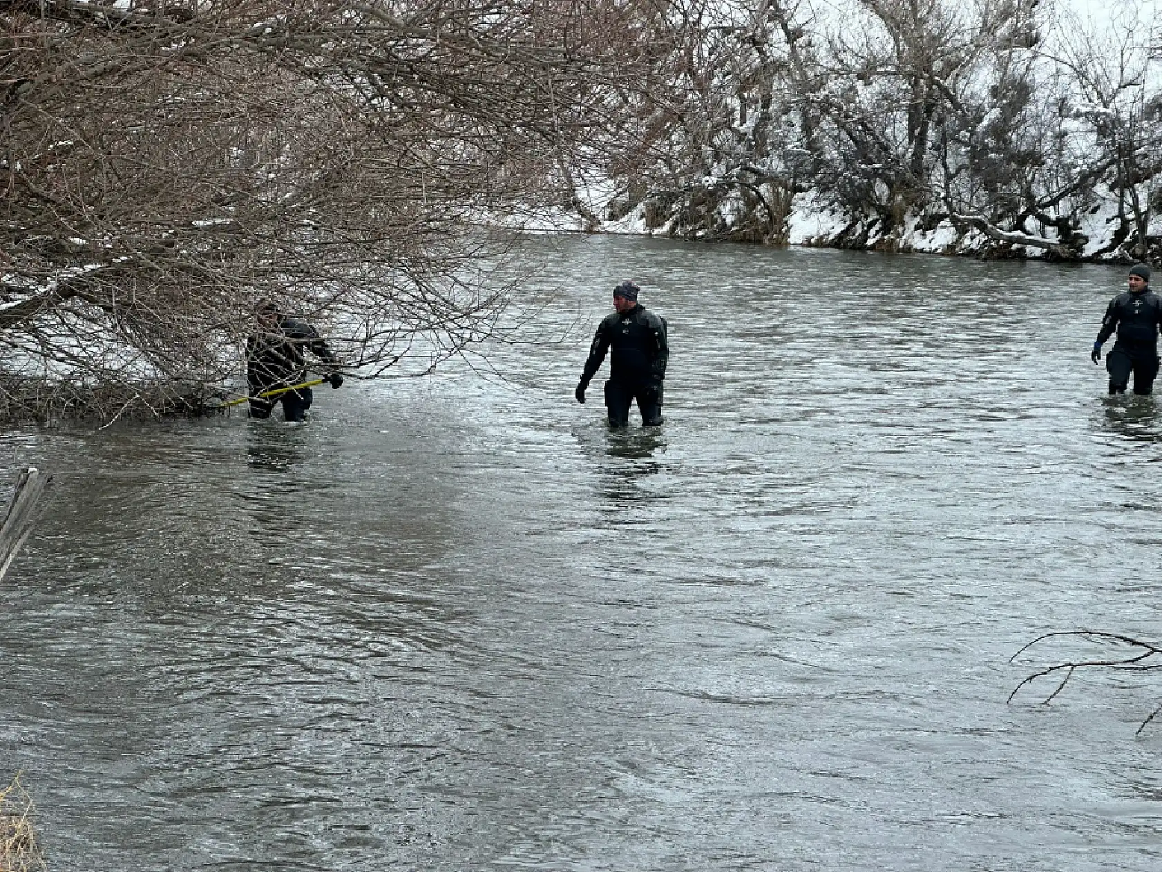 Dalgıçlar buz gibi suda kayıp öğretmeni arıyor