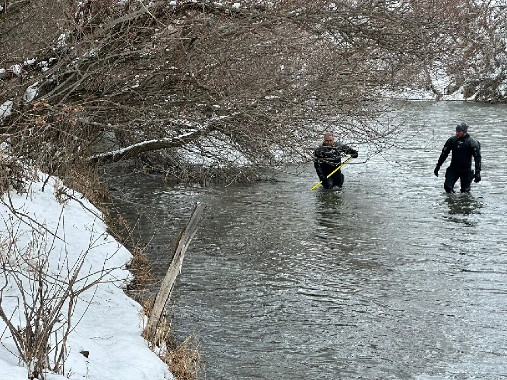 Dalgıçlar buz gibi suda kayıp öğretmeni arıyor