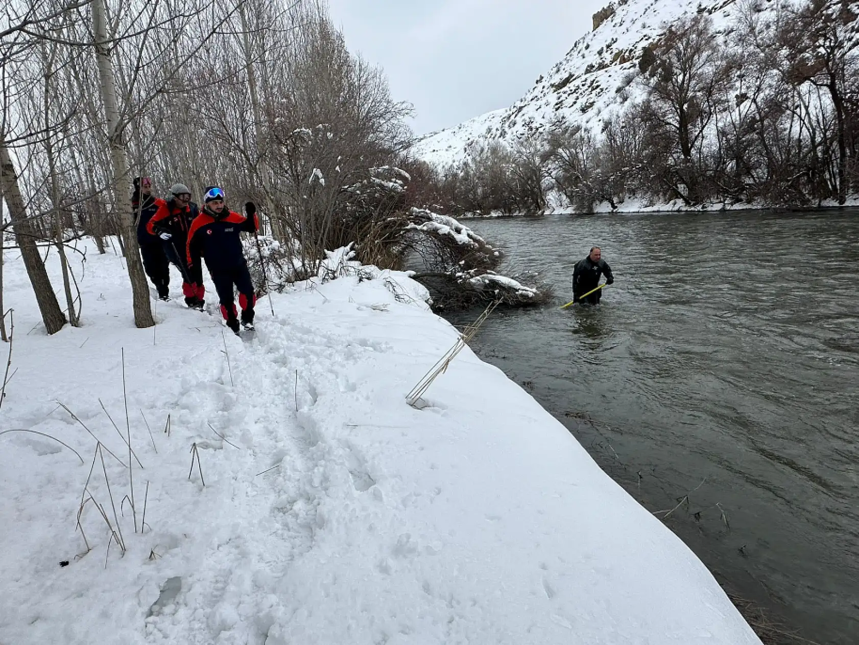 Dalgıçlar buz gibi suda kayıp öğretmeni arıyor