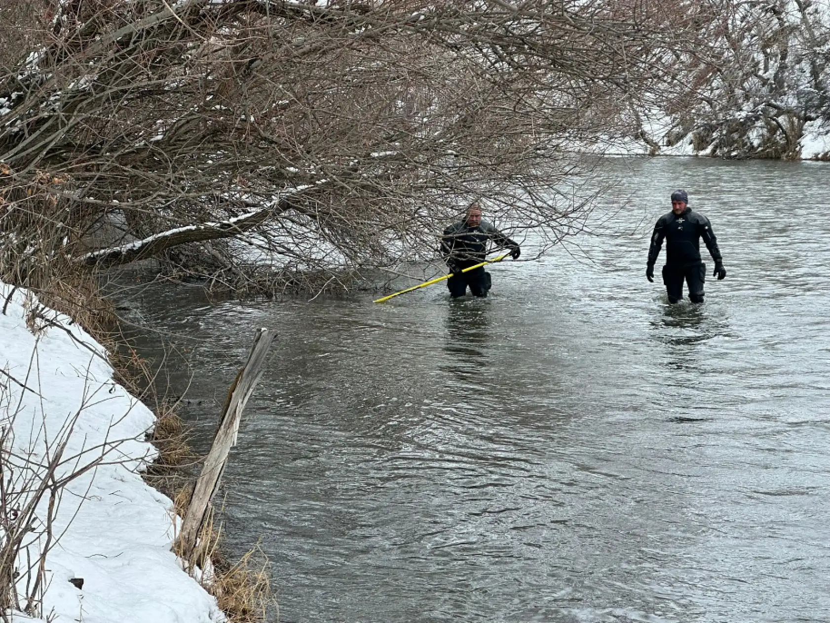 Dalgıçlar buz gibi suda kayıp öğretmeni arıyor
