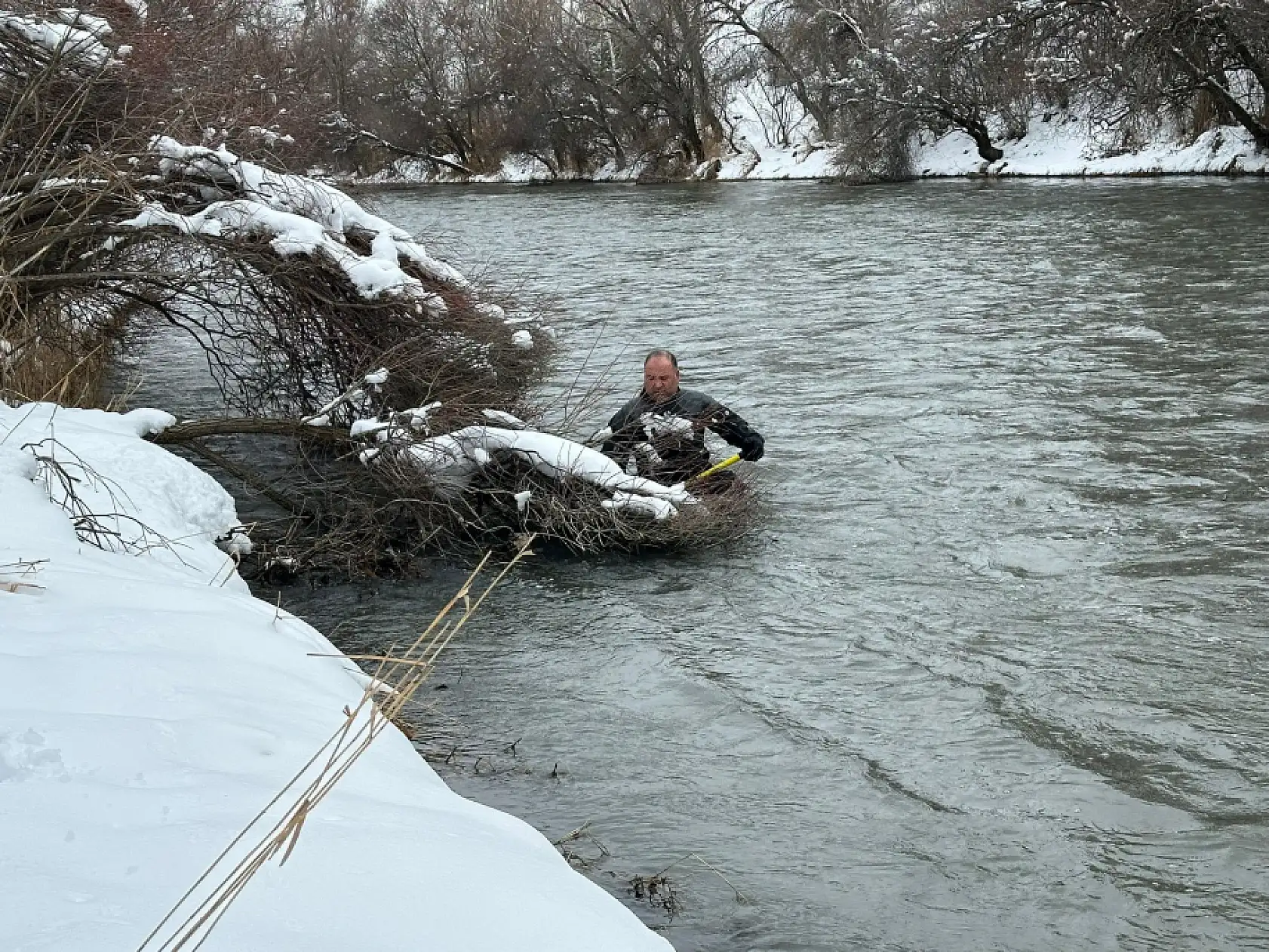 Dalgıçlar buz gibi suda kayıp öğretmeni arıyor