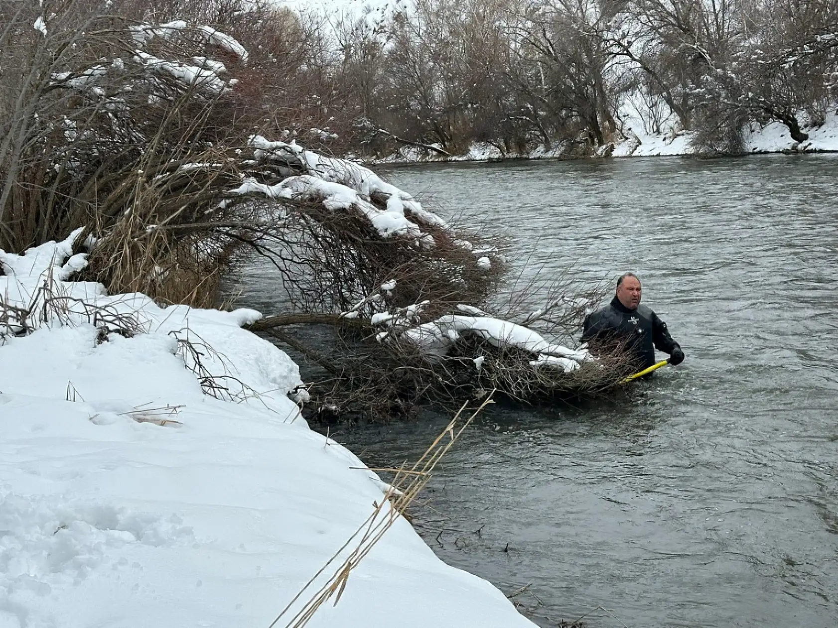 Dalgıçlar buz gibi suda kayıp öğretmeni arıyor