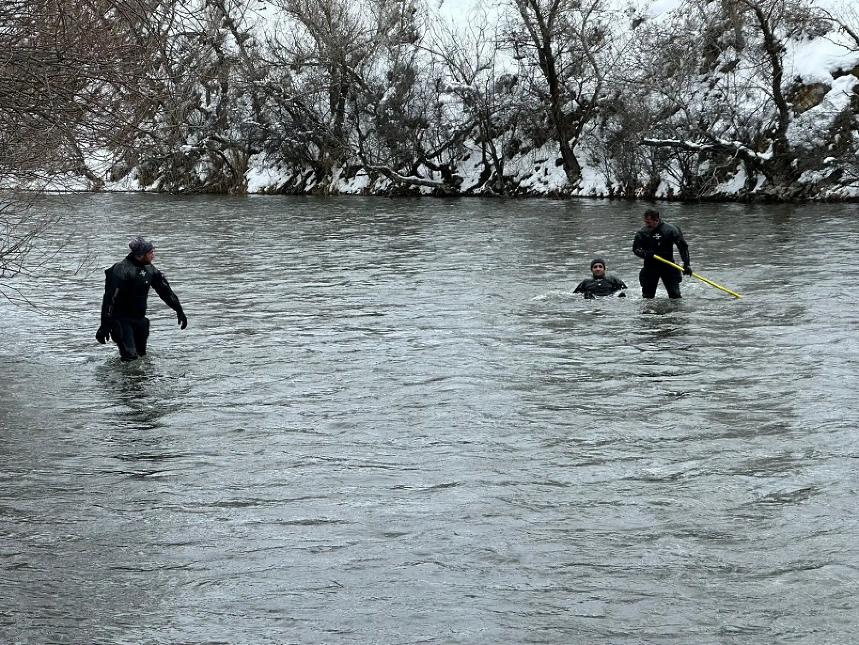 Dalgıçlar buz gibi suda kayıp öğretmeni arıyor