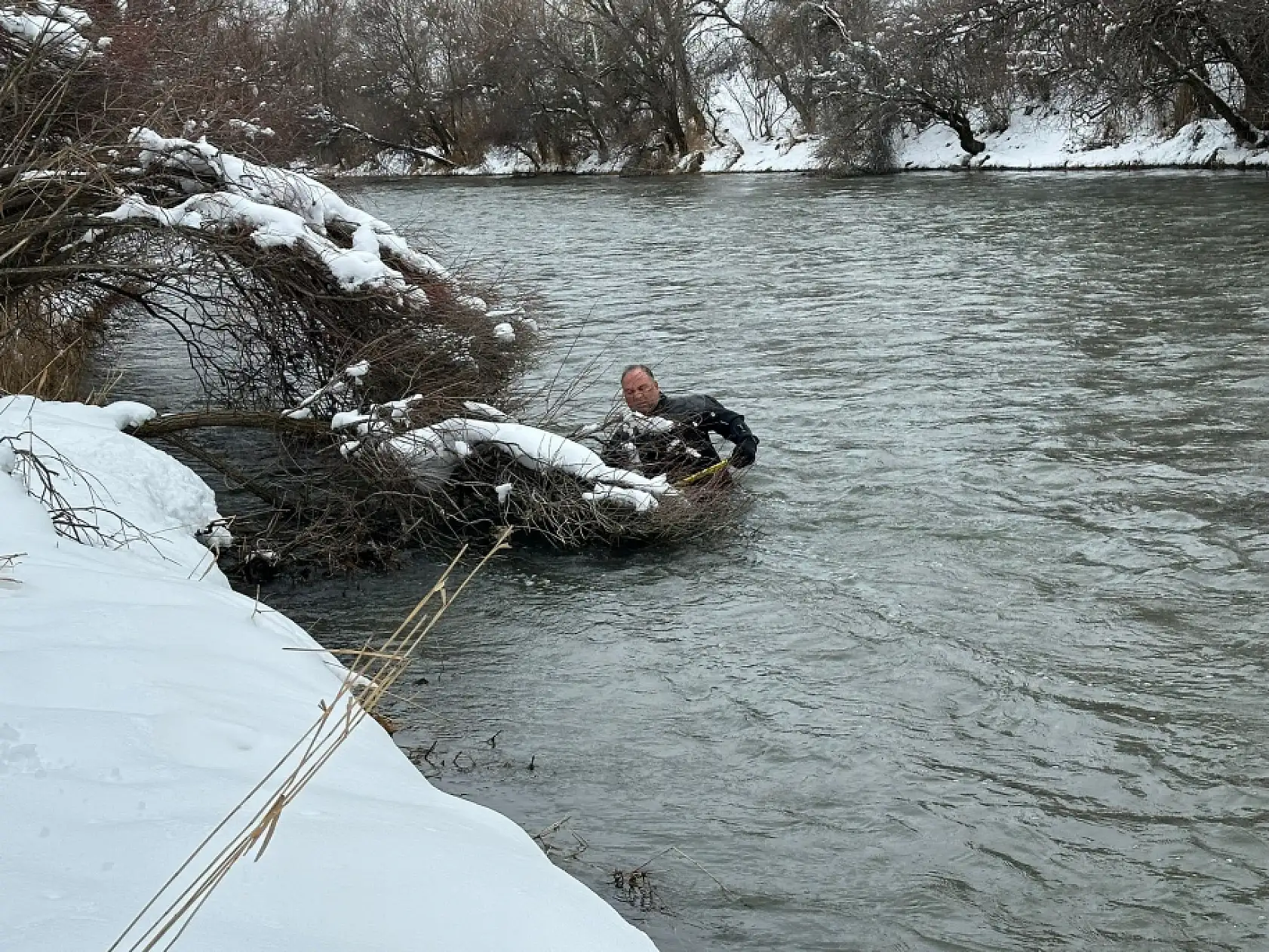 Dalgıçlar buz gibi suda kayıp öğretmeni arıyor