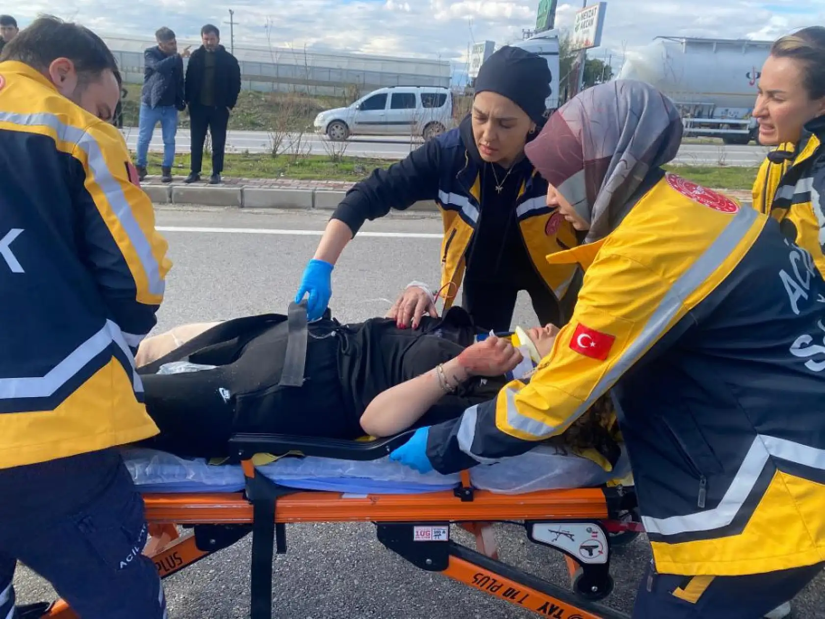 Tırla çarpışan otomobil hurdaya döndü: 3 yaralı