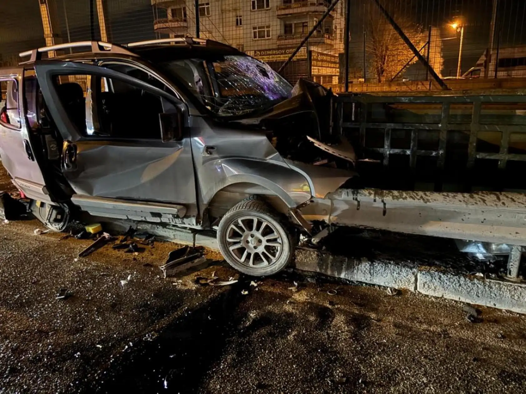 Kontrolden çıkan otomobil bariyerlere ok gibi saplandı: 1 yaralı