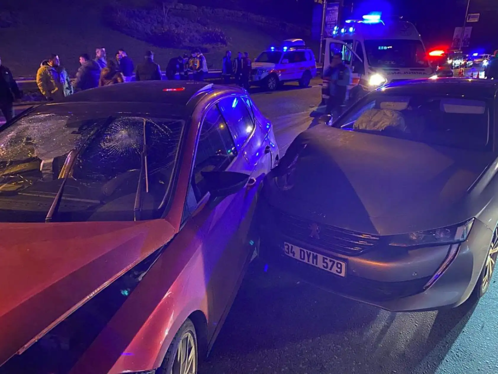 3 araçlı zincirleme kaza: 5 yaralı