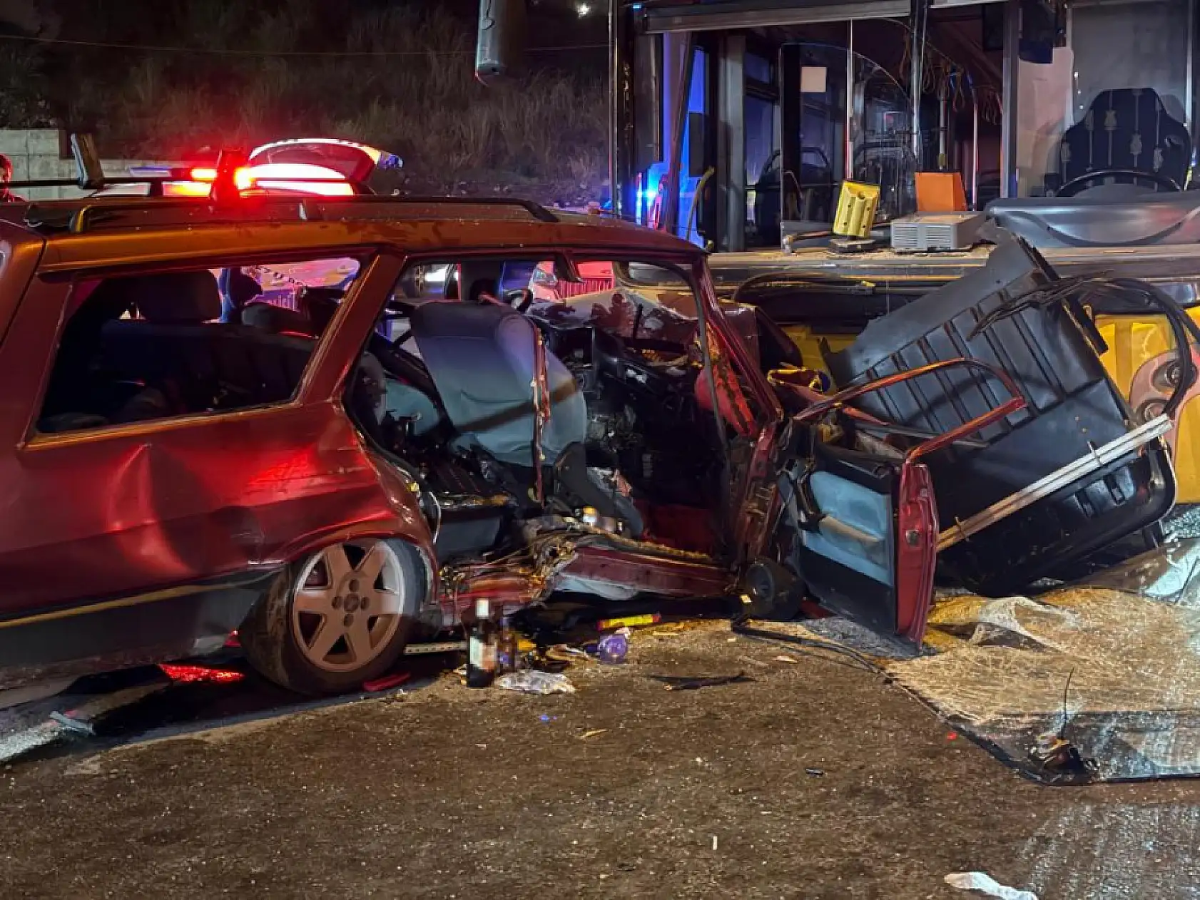 Otomobil ile otobüs kafa kafa çarpıştı, 2 ölü