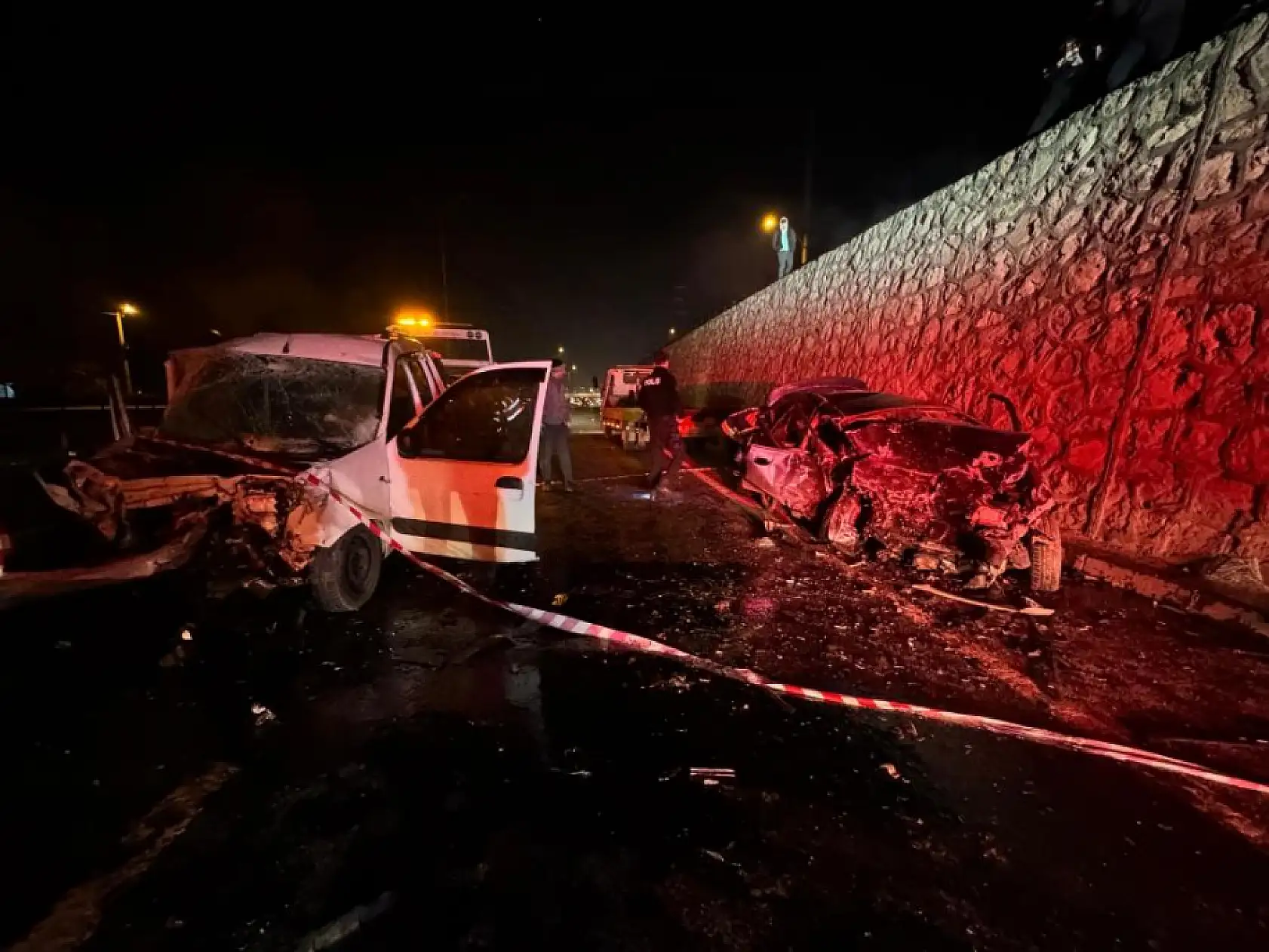 Yeni yılın ilk saatlerinde feci kaza... Ters yönde ilerleyen araç dehşet saçtı: 1 ölü