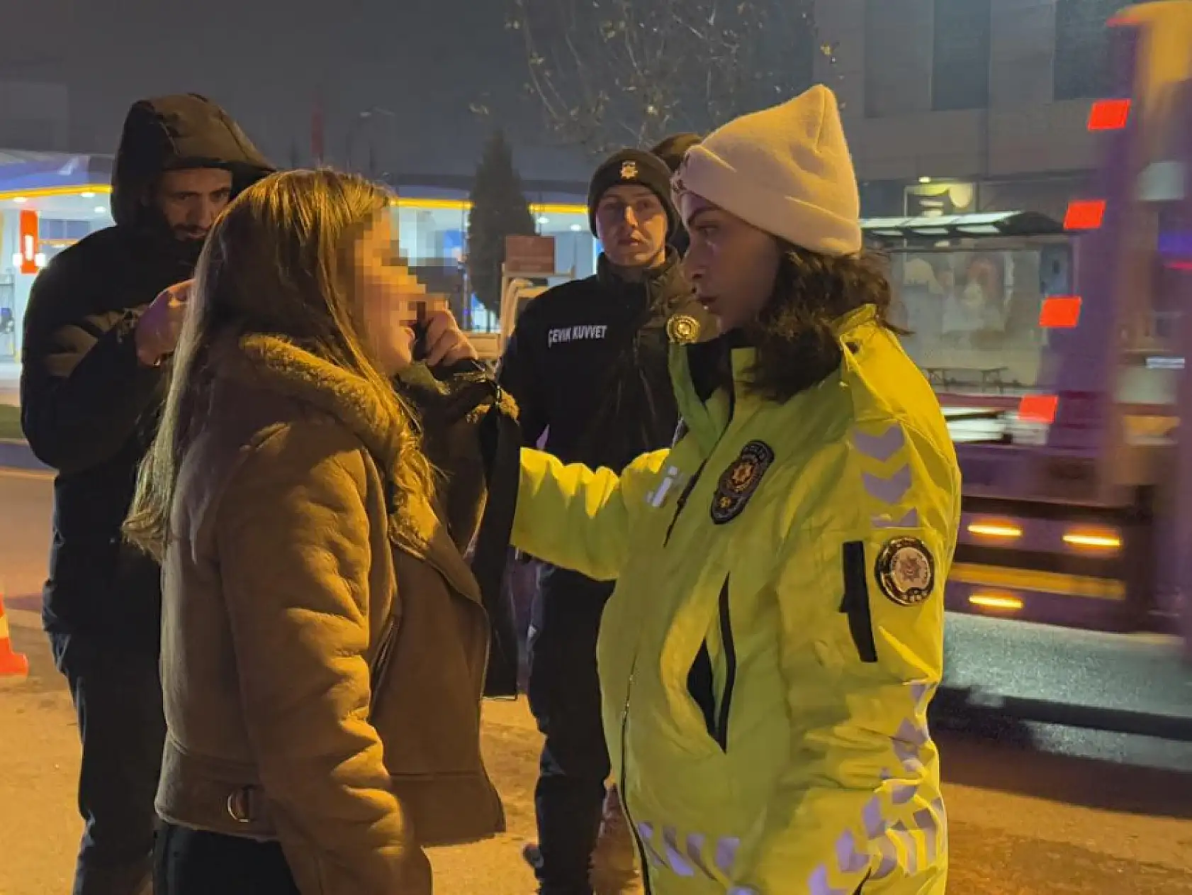 Polisi görünce park ettiği aracı ve içindeki kadını terk edip kaçtı