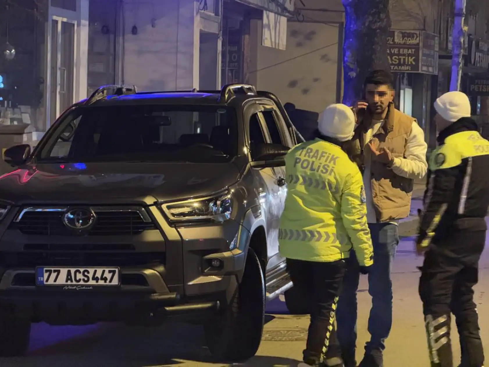 Polisi görünce park ettiği aracı ve içindeki kadını terk edip kaçtı