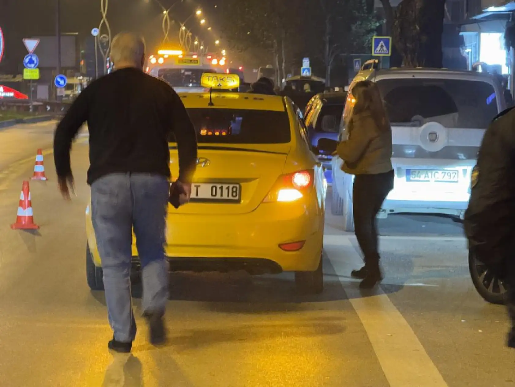 Polisi görünce park ettiği aracı ve içindeki kadını terk edip kaçtı