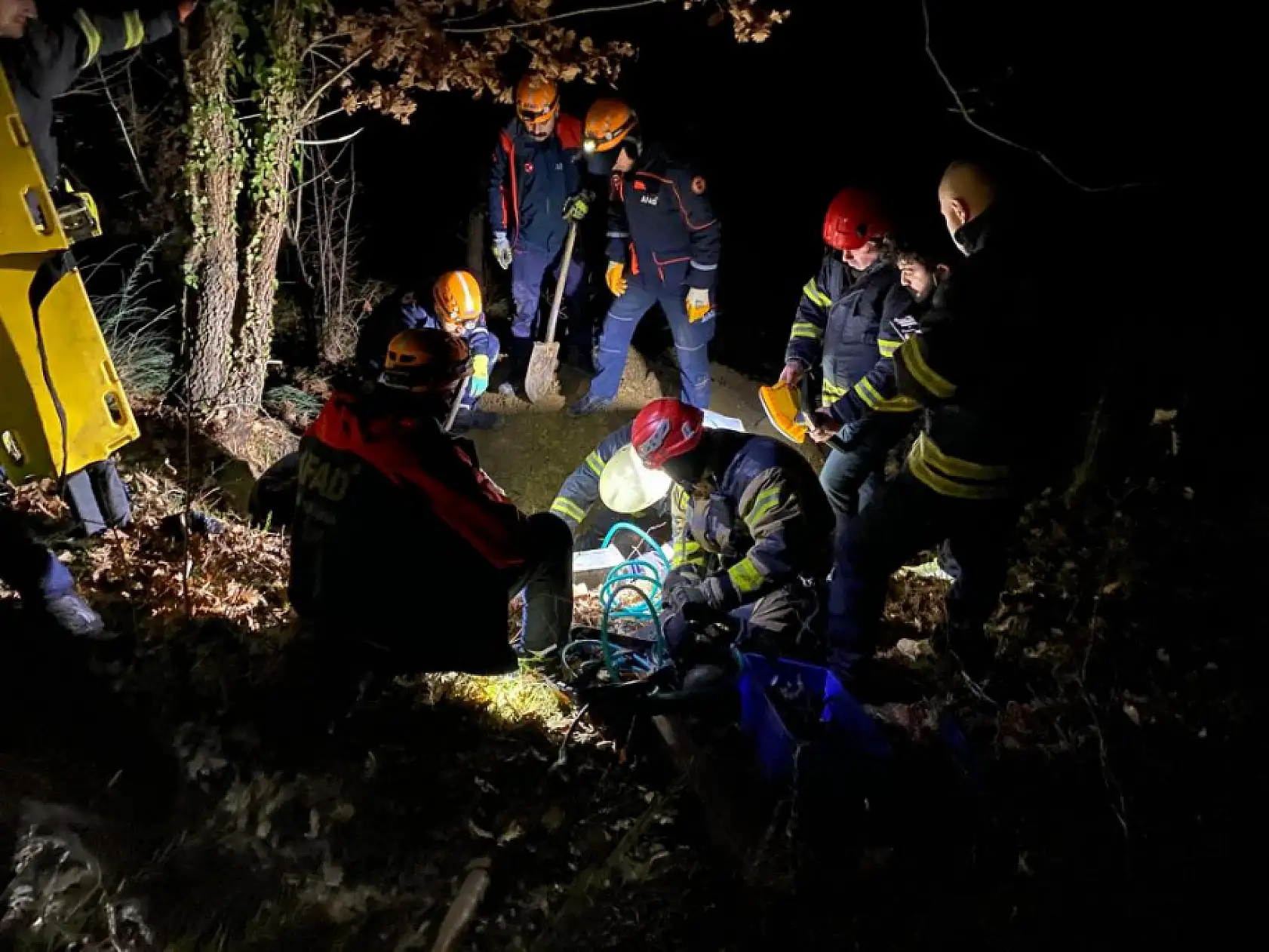 Define ararken oyduğu kayanın altında kaldı