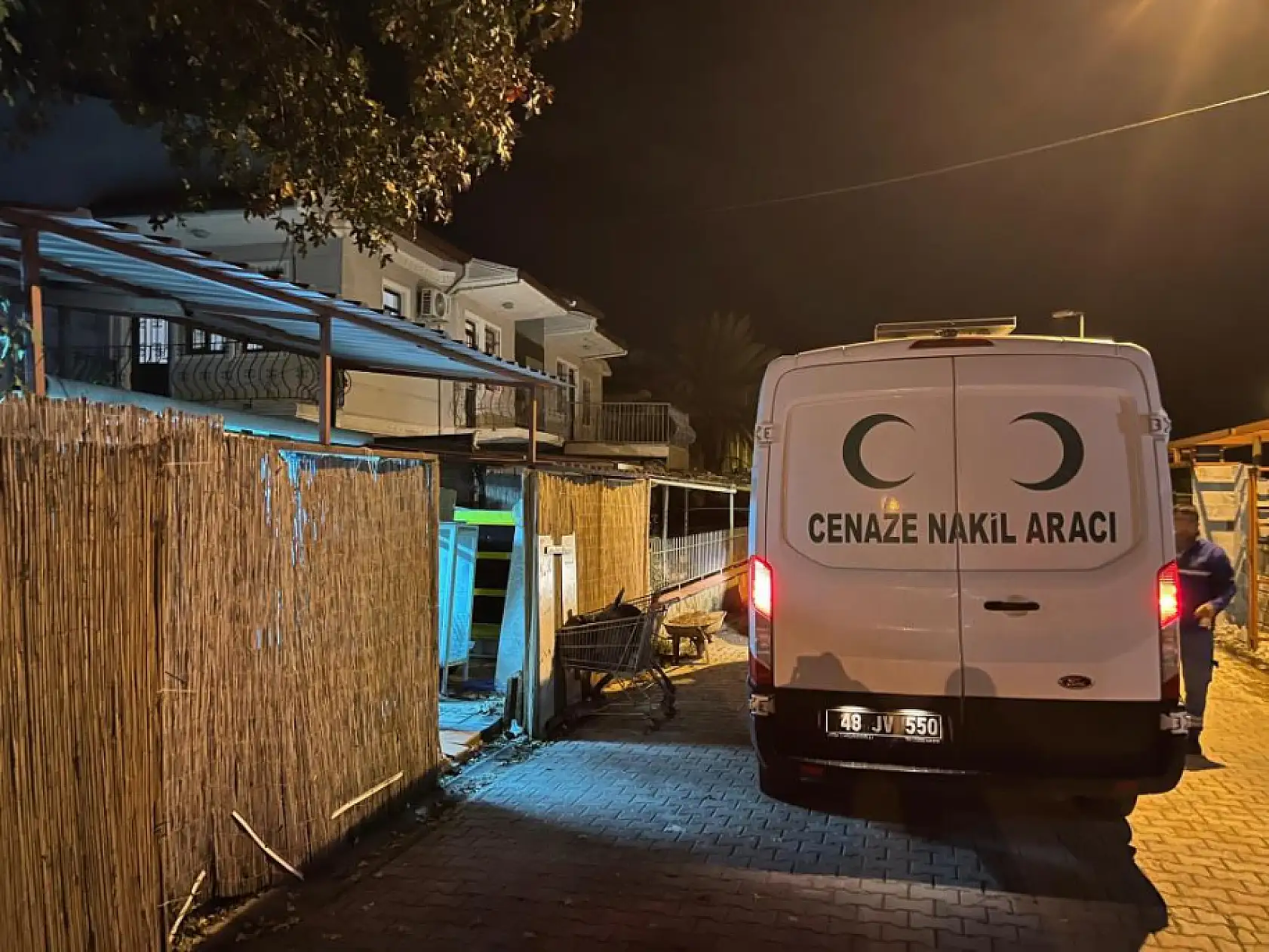 Fethiye'de iş arkadaşını yatağında öldürdü