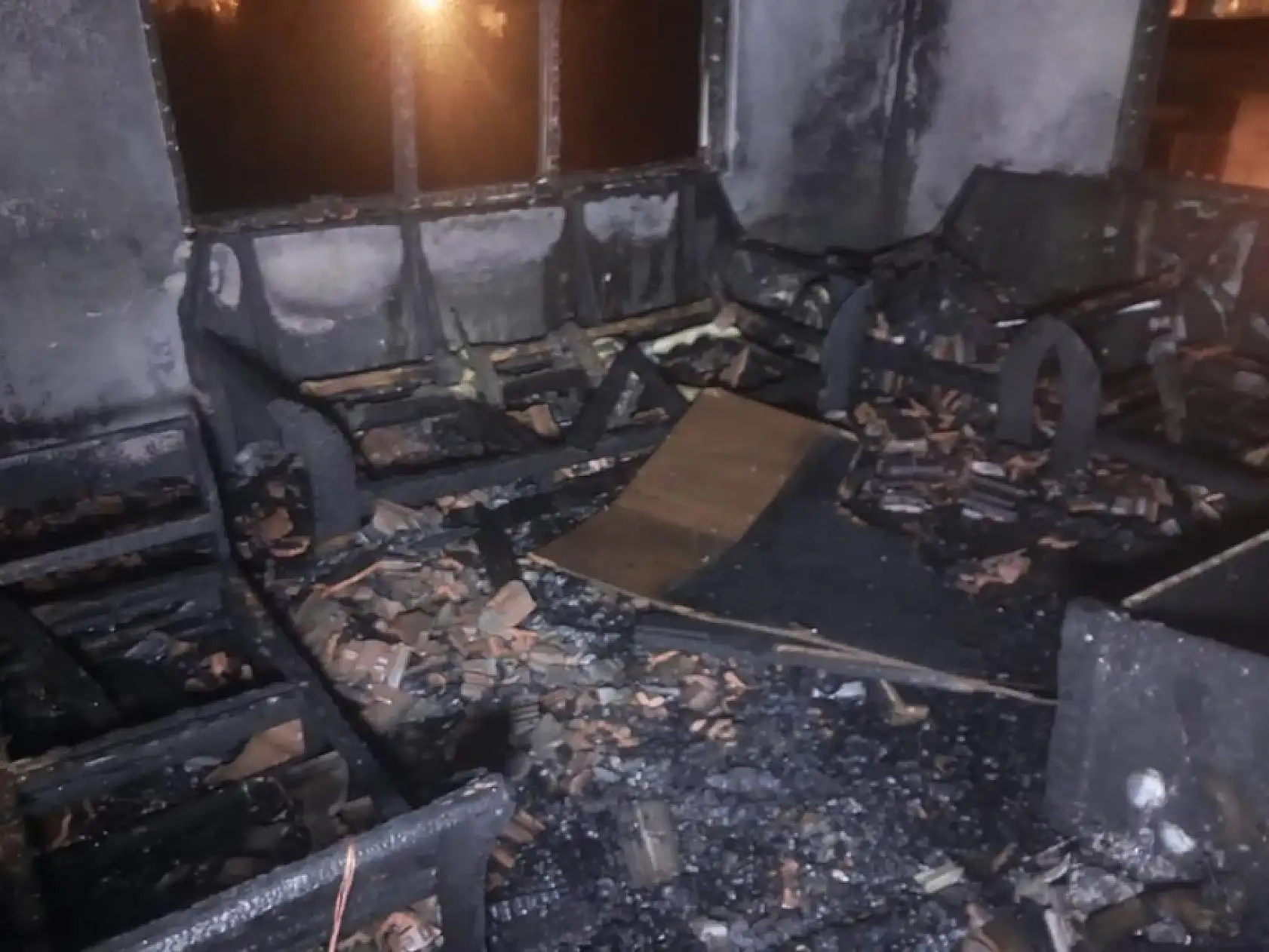 Geceyi aydınlatan yangın: Mahalleli sokağa döküldü