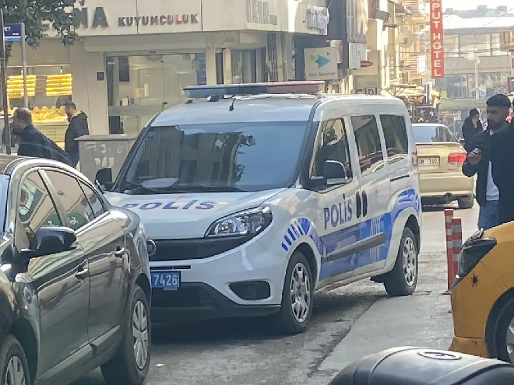 Not bırakarak otel odasında intihar etti