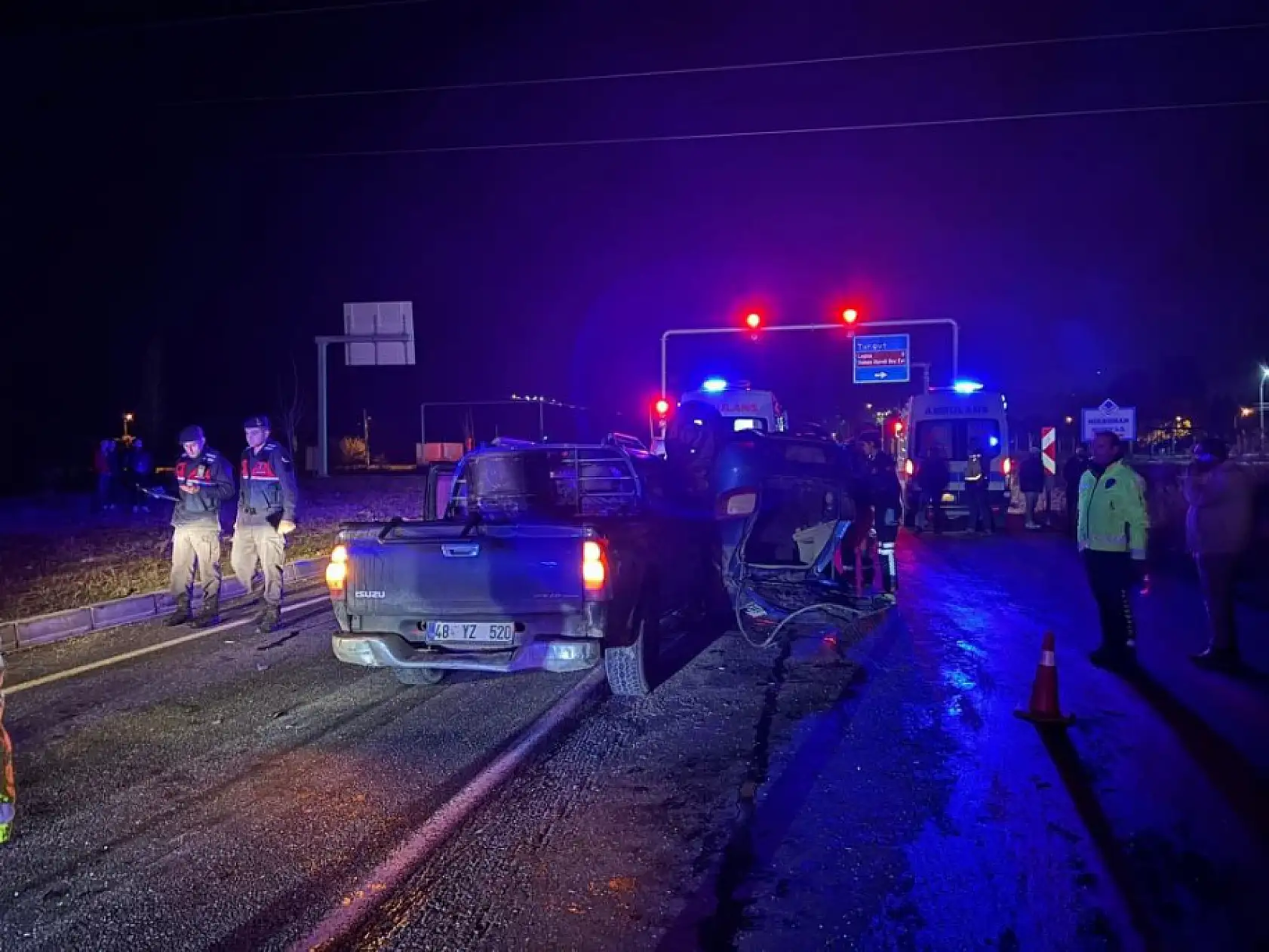 Muğla'da feci kaza... Kavşakta 2 araç çarpıştı: 2 ölü, 2 yaralı