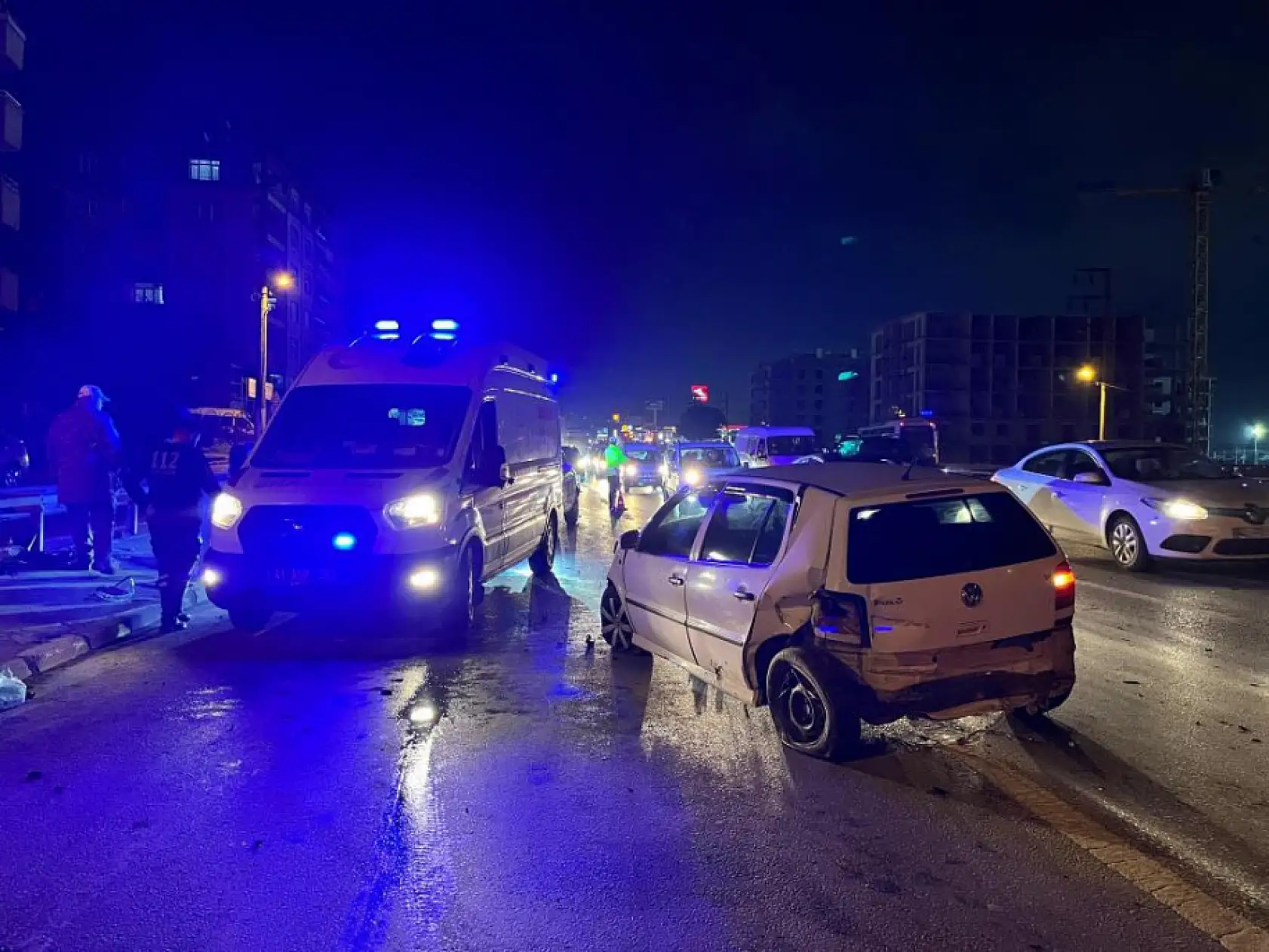 Otomobilin motoru yerinden koptu