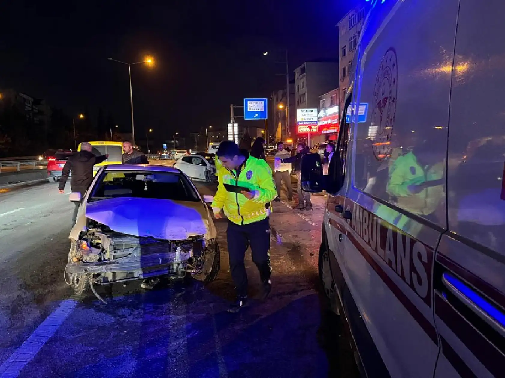 Otomobilin motoru yerinden koptu