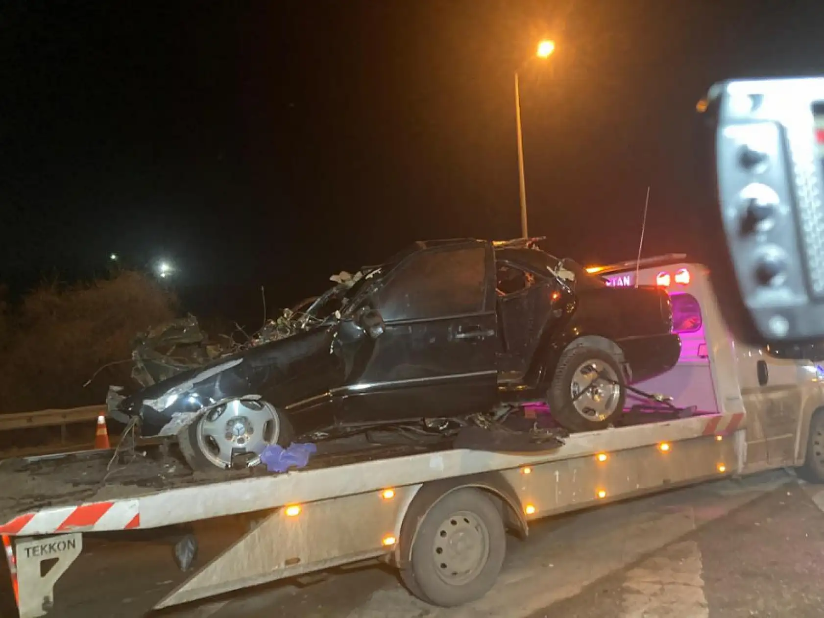 Kontrolden çıkan otomobil levha direğine çarptı: 1 ölü