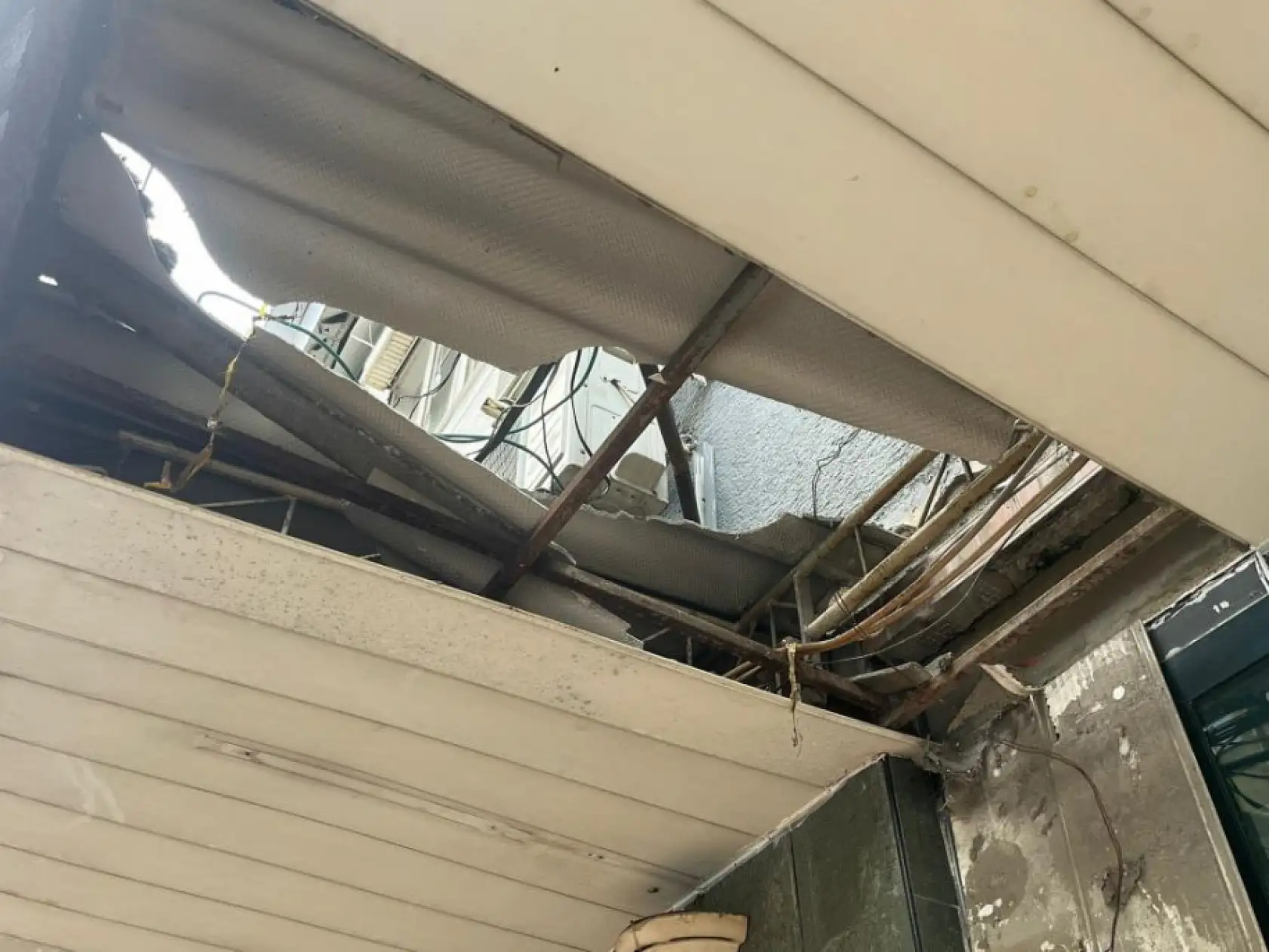 Klima motorunu değiştirirken beton zemine düştü