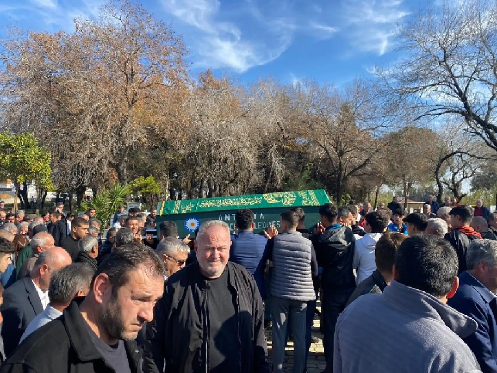 İçleri yakan kare: İsmini aldığı ağabeyi ile 5 yaşındayken kaybettiği annesinin yanına defnedildi