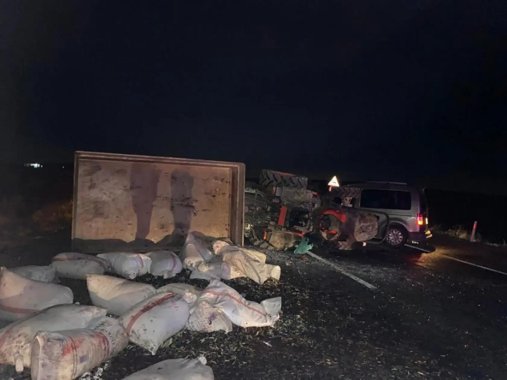 Hafif ticari aracın çarptığı traktör devrildi: 2 ağır yaralı