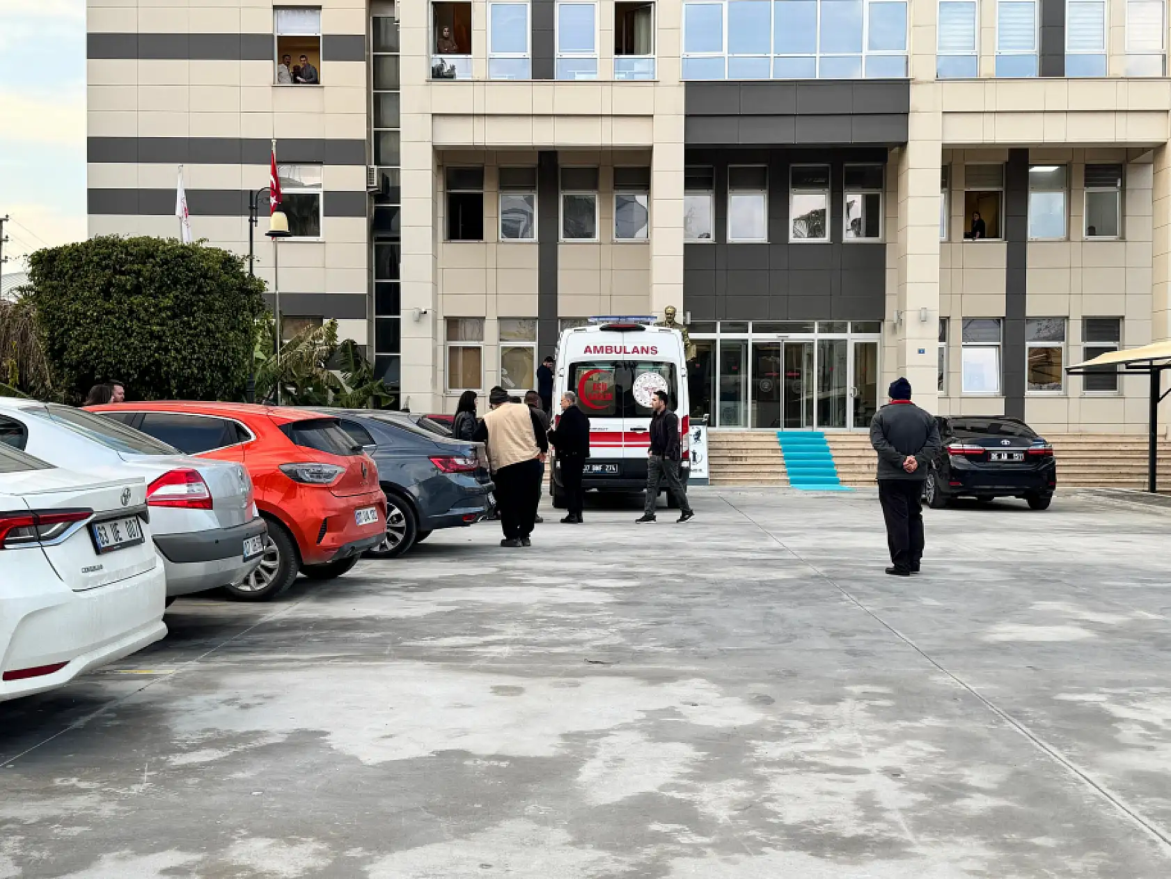 Adliyeye sevk edilen eniştesine destek için geldi, hayatını kaybetti