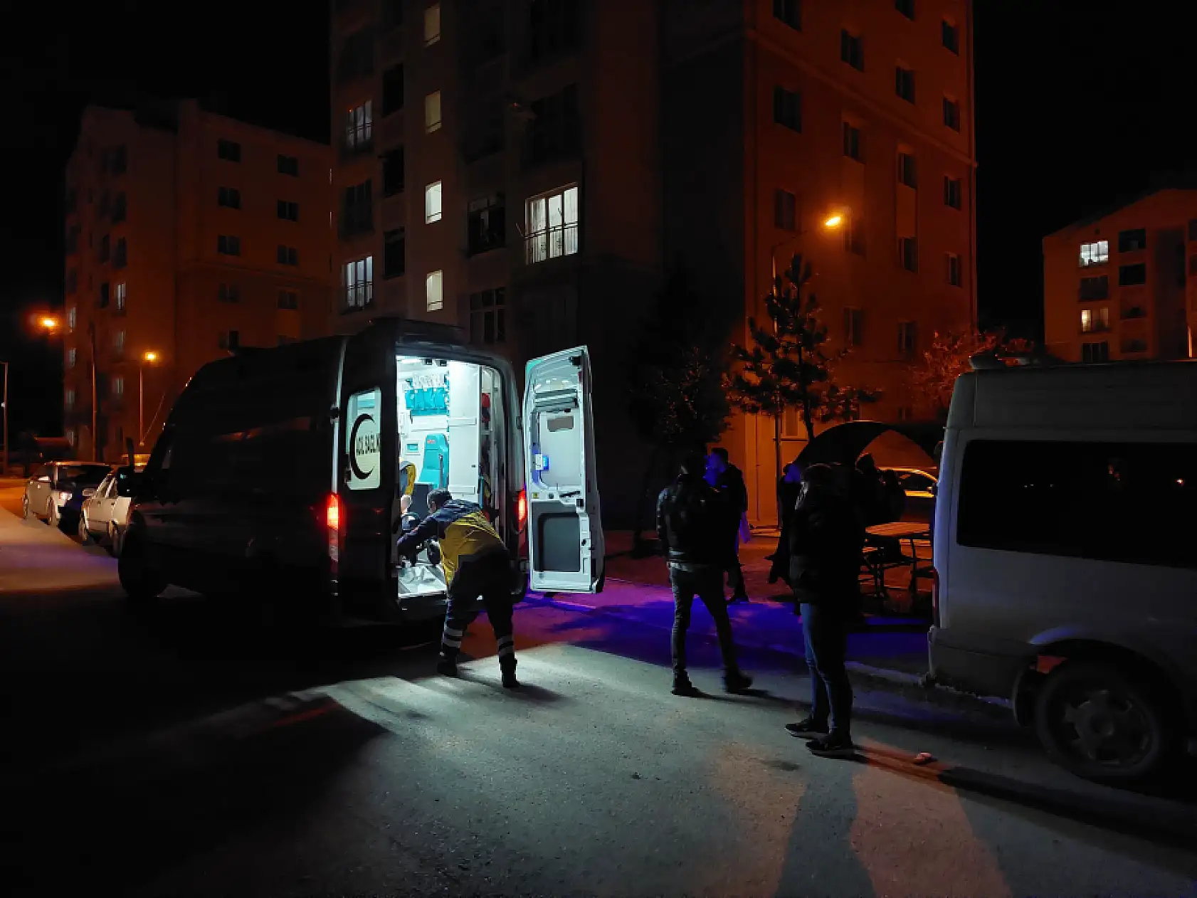 Beşinci kattaki evinin penceresinden düşen genç kadın ağır yaralandı