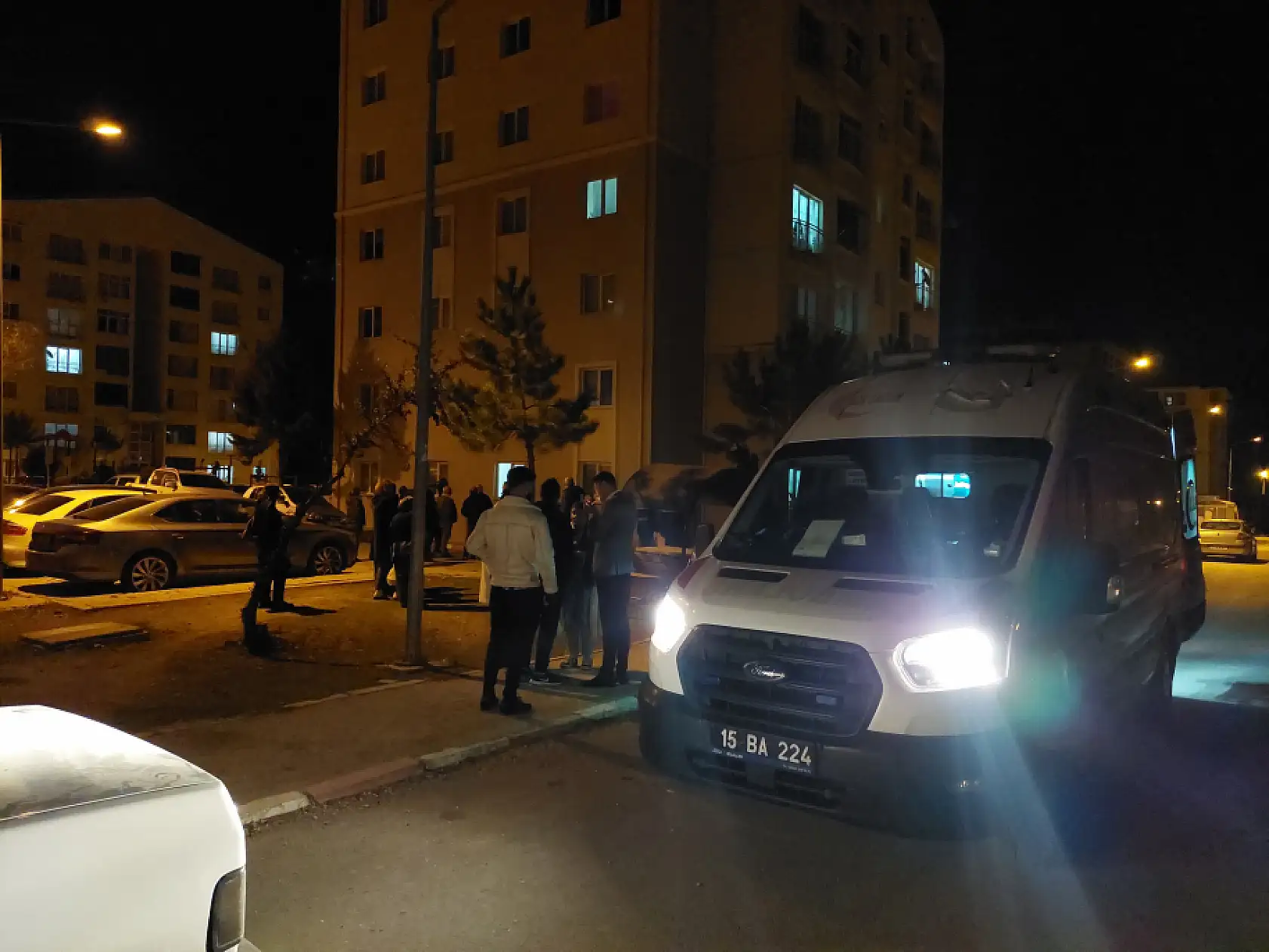 Beşinci kattaki evinin penceresinden düşen genç kadın ağır yaralandı