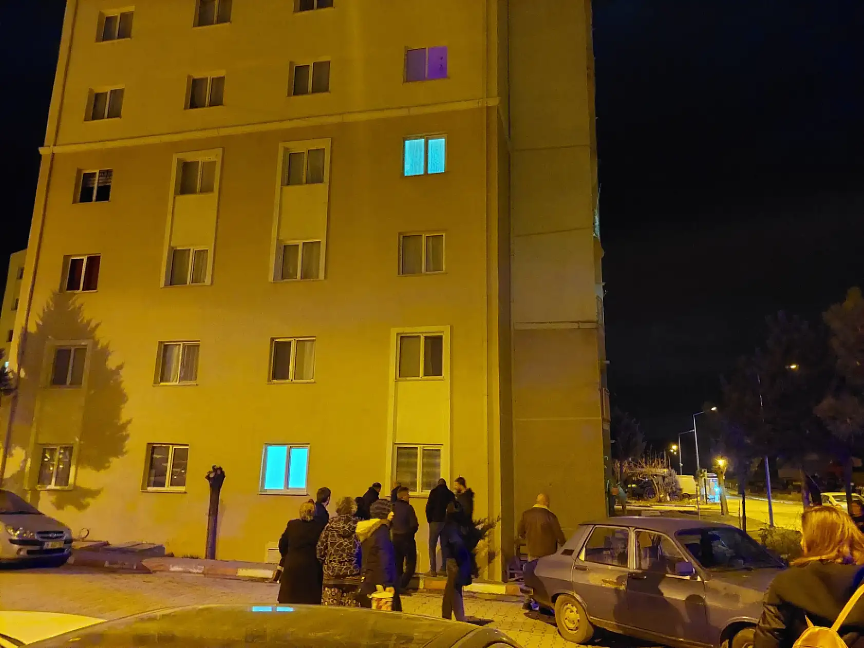 Beşinci kattaki evinin penceresinden düşen genç kadın ağır yaralandı