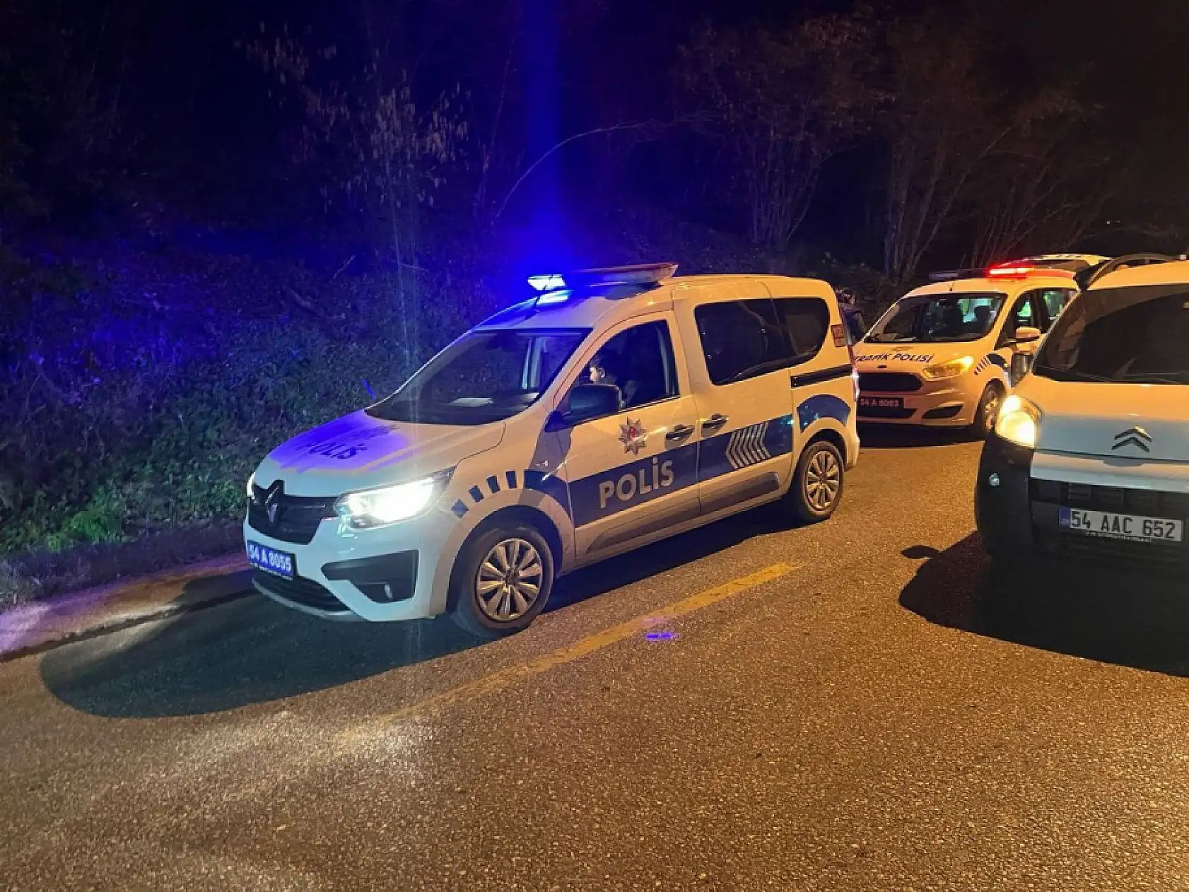 Alkollü kadın sürücü polisten kaçarken girdiği ters yönde kaza yaptı