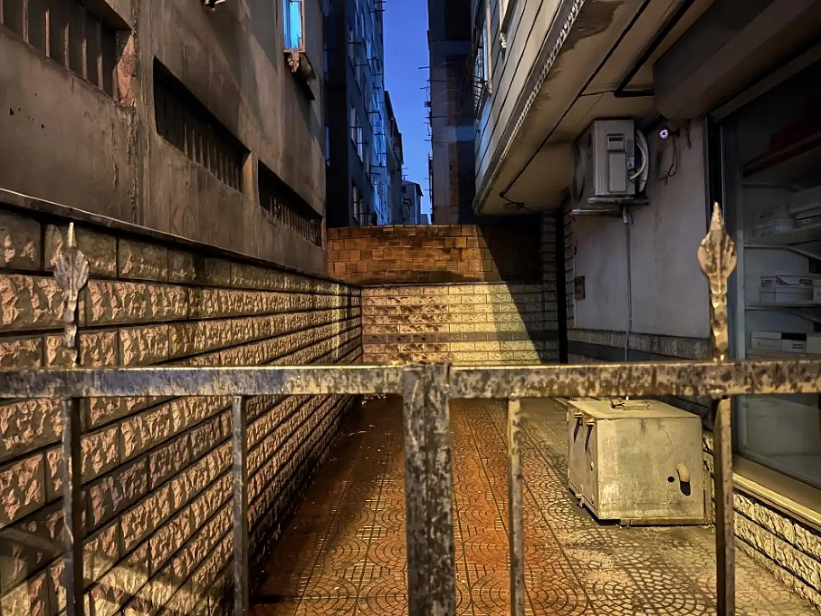 Polisi görünce camdan atlayan genç demir korkuluğun üzerine düşerek öldü