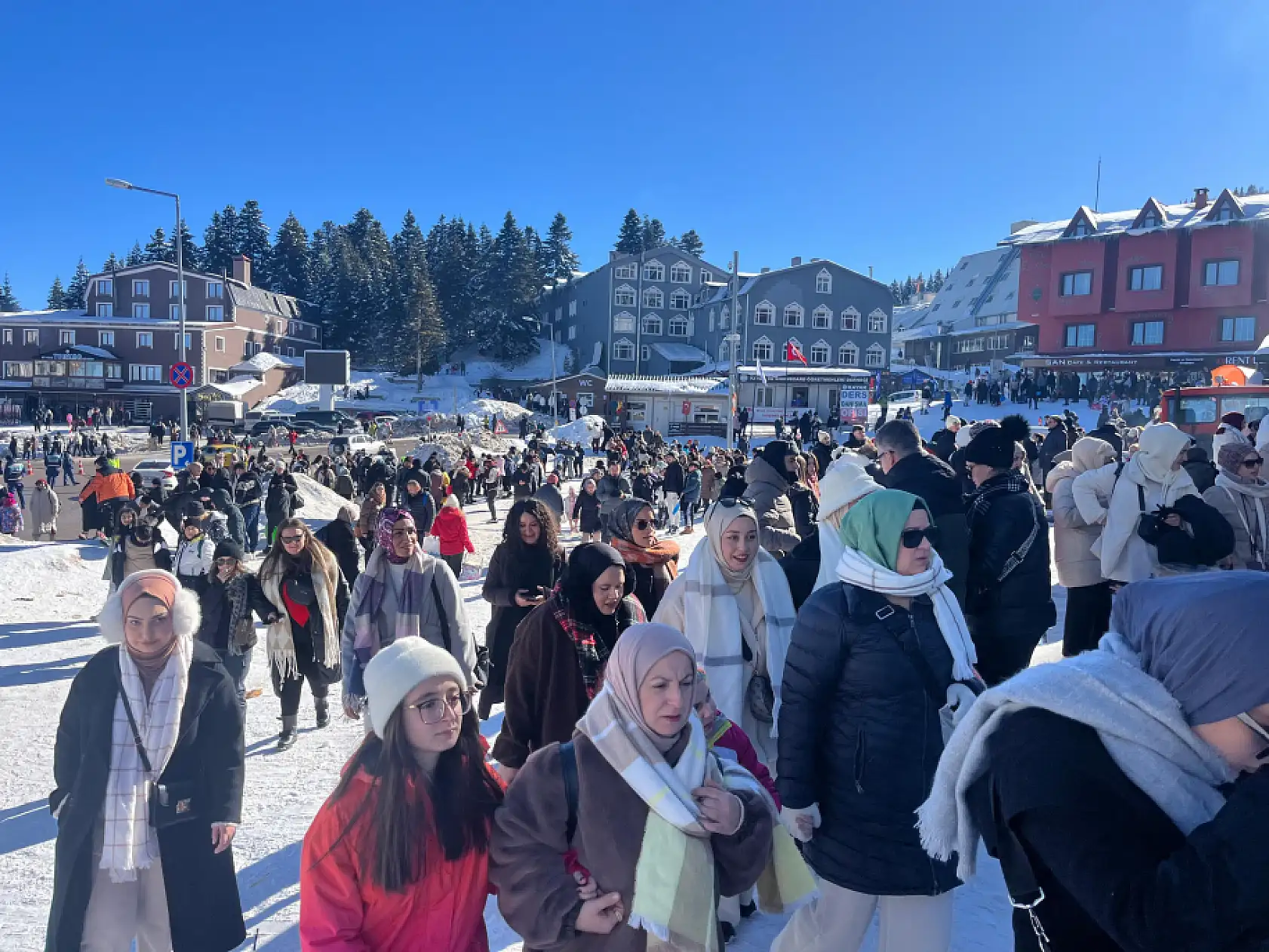 Uludağ'da acemi kayakçılar birbirine girdi: 3 yaralı