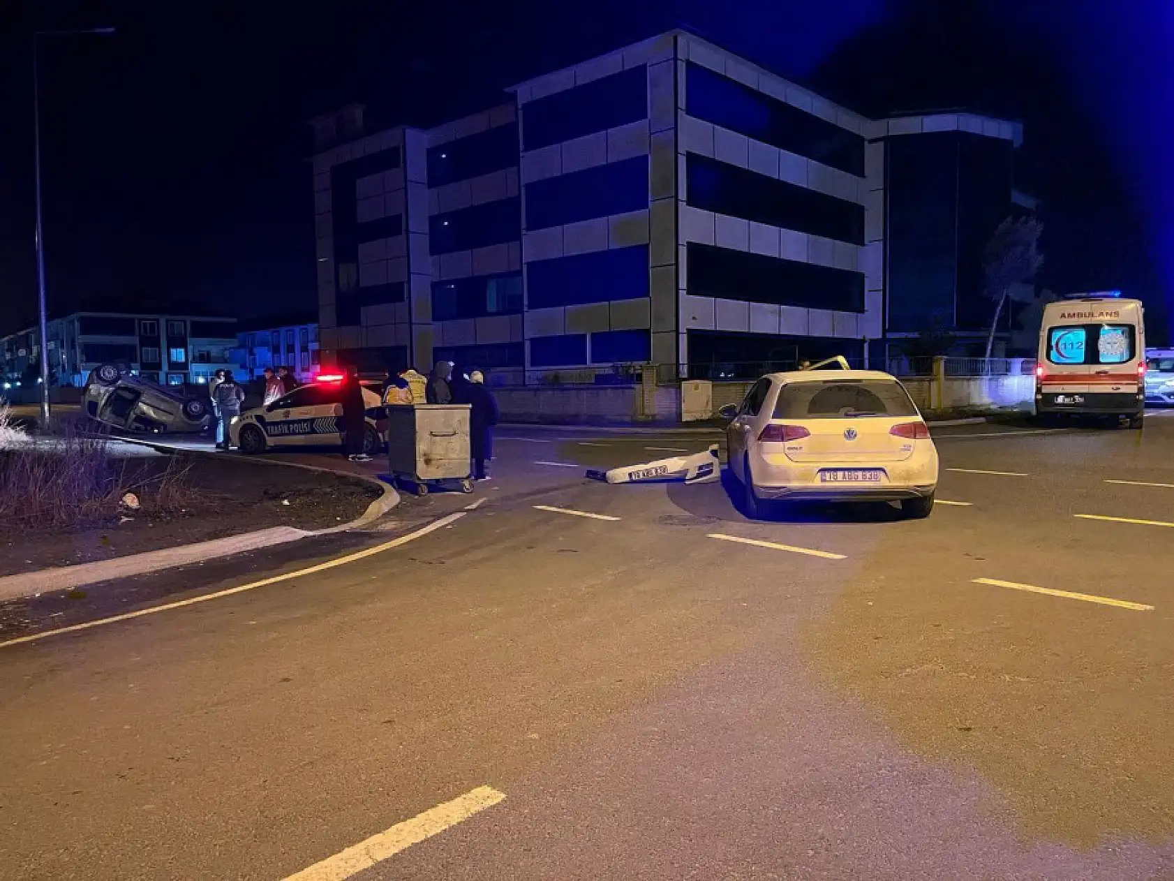 İlginç kaza: Otomobilin kapısı, çarpıştığı aracın farında asılı kaldı