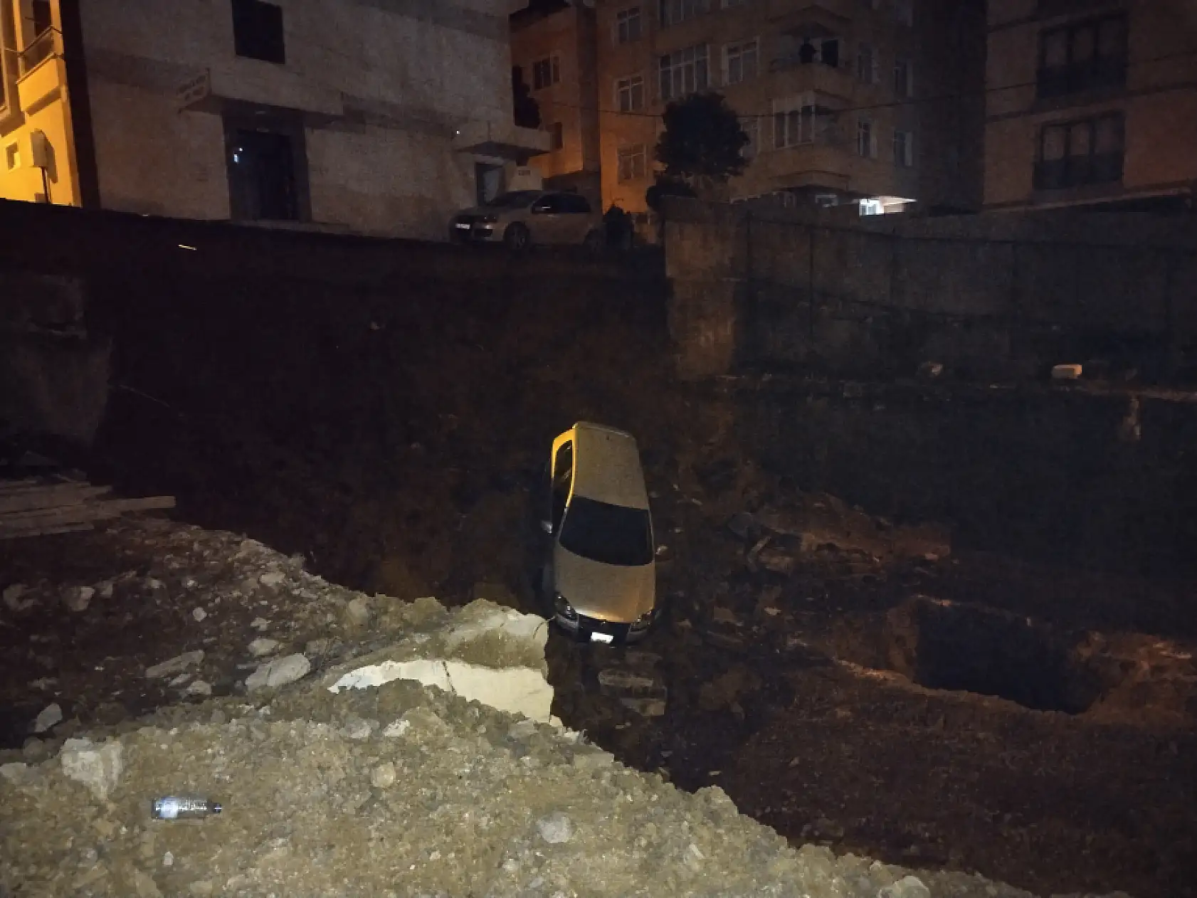 Toprak kayması nedeniyle otomobil inşaat temeline düştü