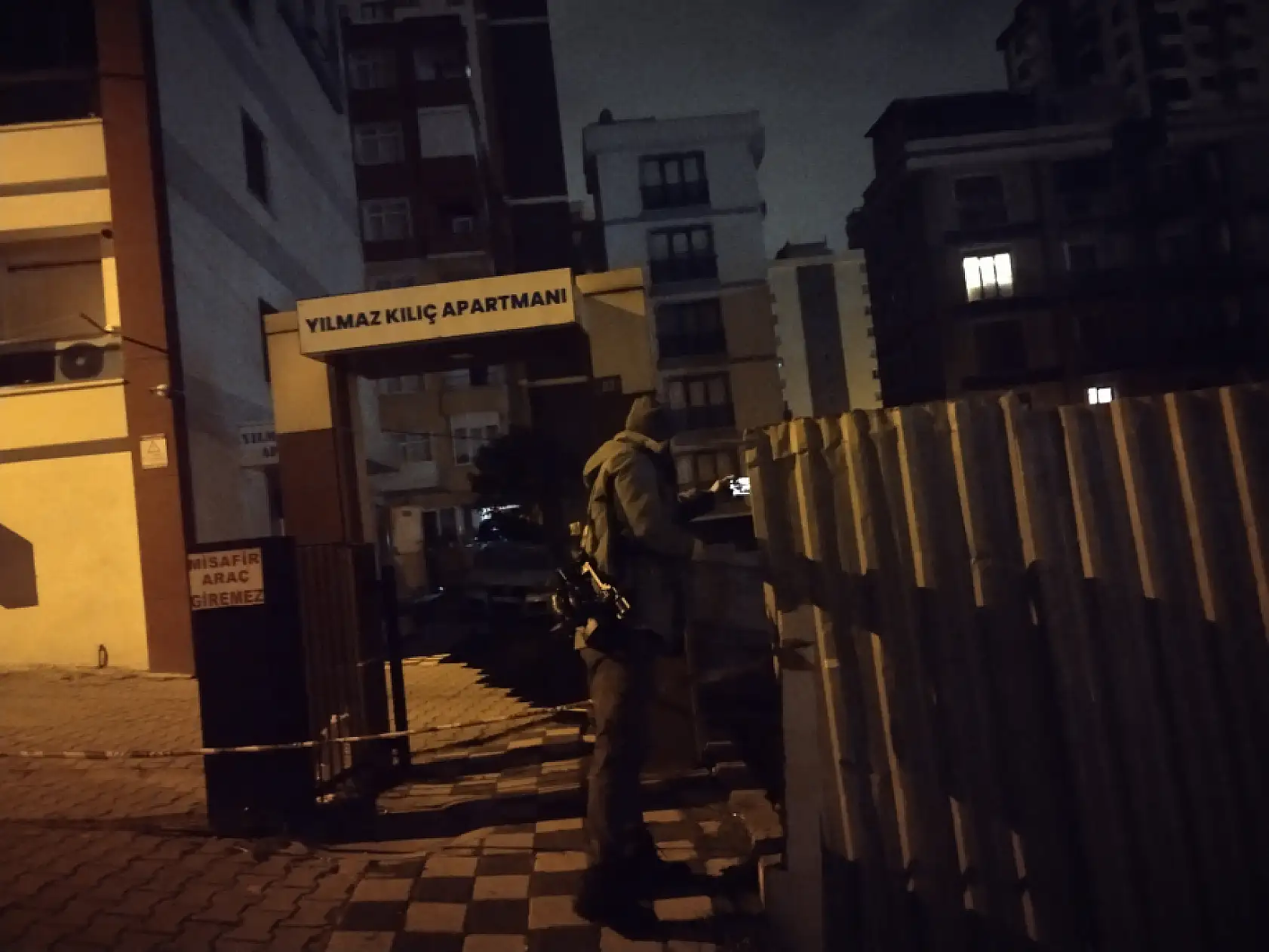 Toprak kayması nedeniyle otomobil inşaat temeline düştü