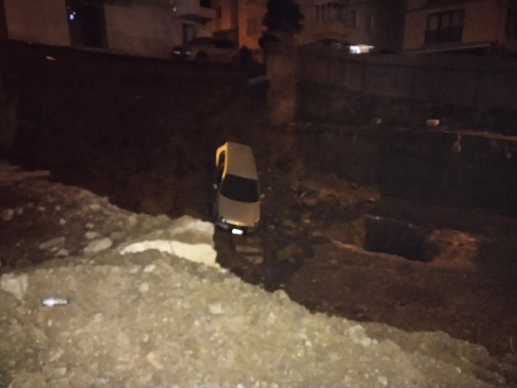 Toprak kayması nedeniyle otomobil inşaat temeline düştü