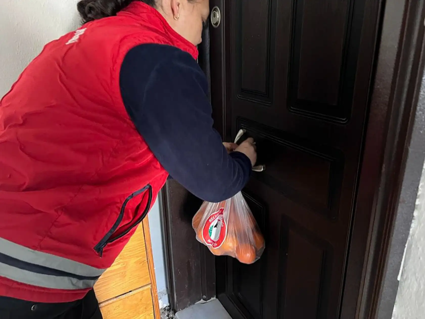 Menteşe Belediyesi 1 ton portakal dağıttı