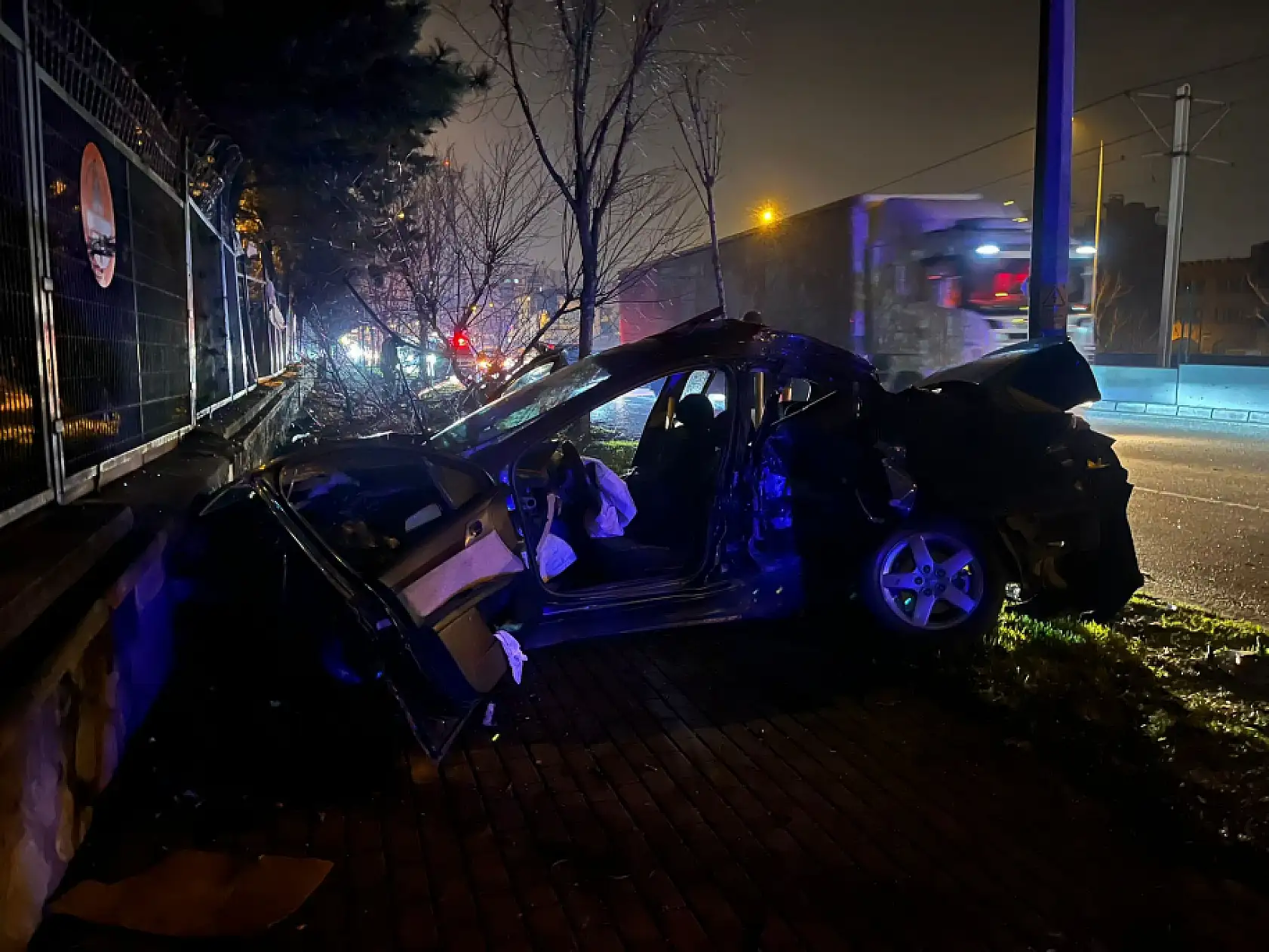 Trafikte makas atan araç önce ağaca, ardından aydınlatma direğine çarptı: 2 ağır yaralı