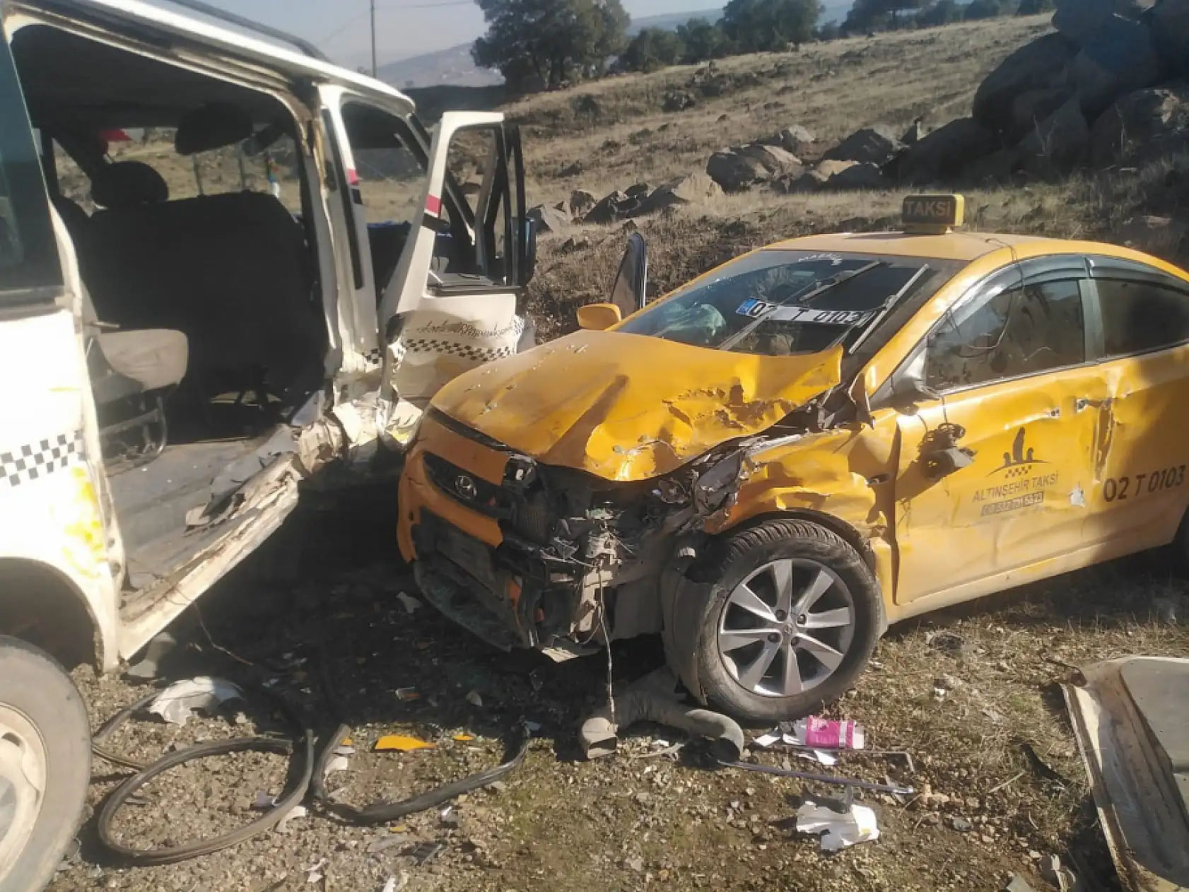 Hafif ticari araç ile ticari taksi çarpıştı: 7 yaralı