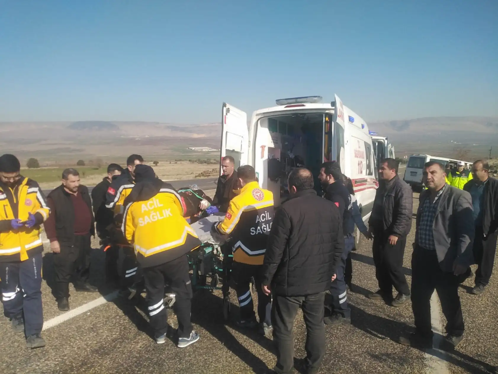 Hafif ticari araç ile ticari taksi çarpıştı: 7 yaralı