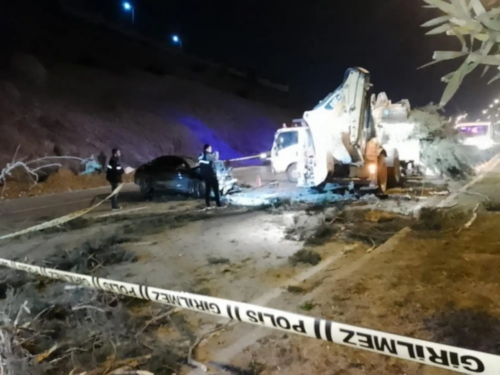 Feci kaza: Otomobil iş makinesine çarptı 1 kişi hayatını kaybetti