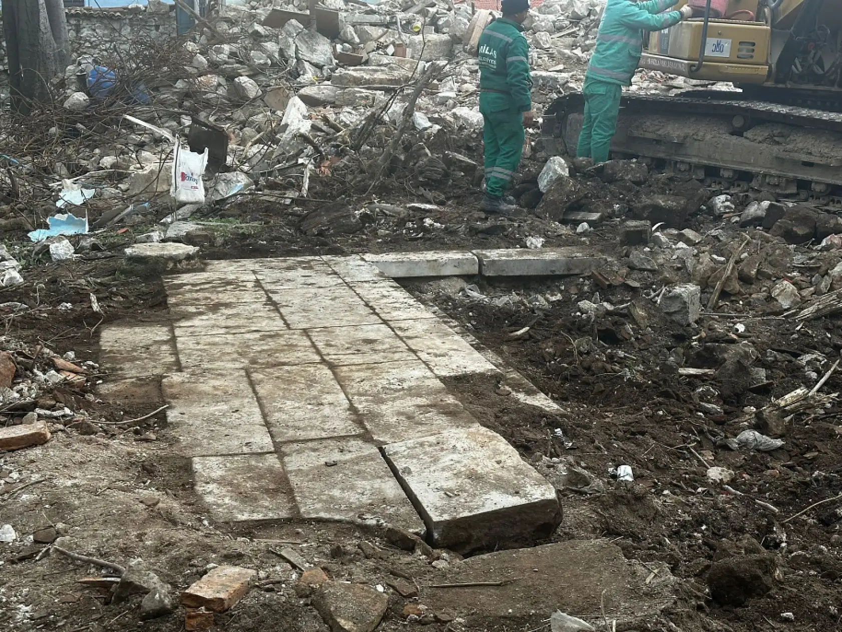 Muğla'da yıkılan binanın molozları arasından tarihi eserler çıktı