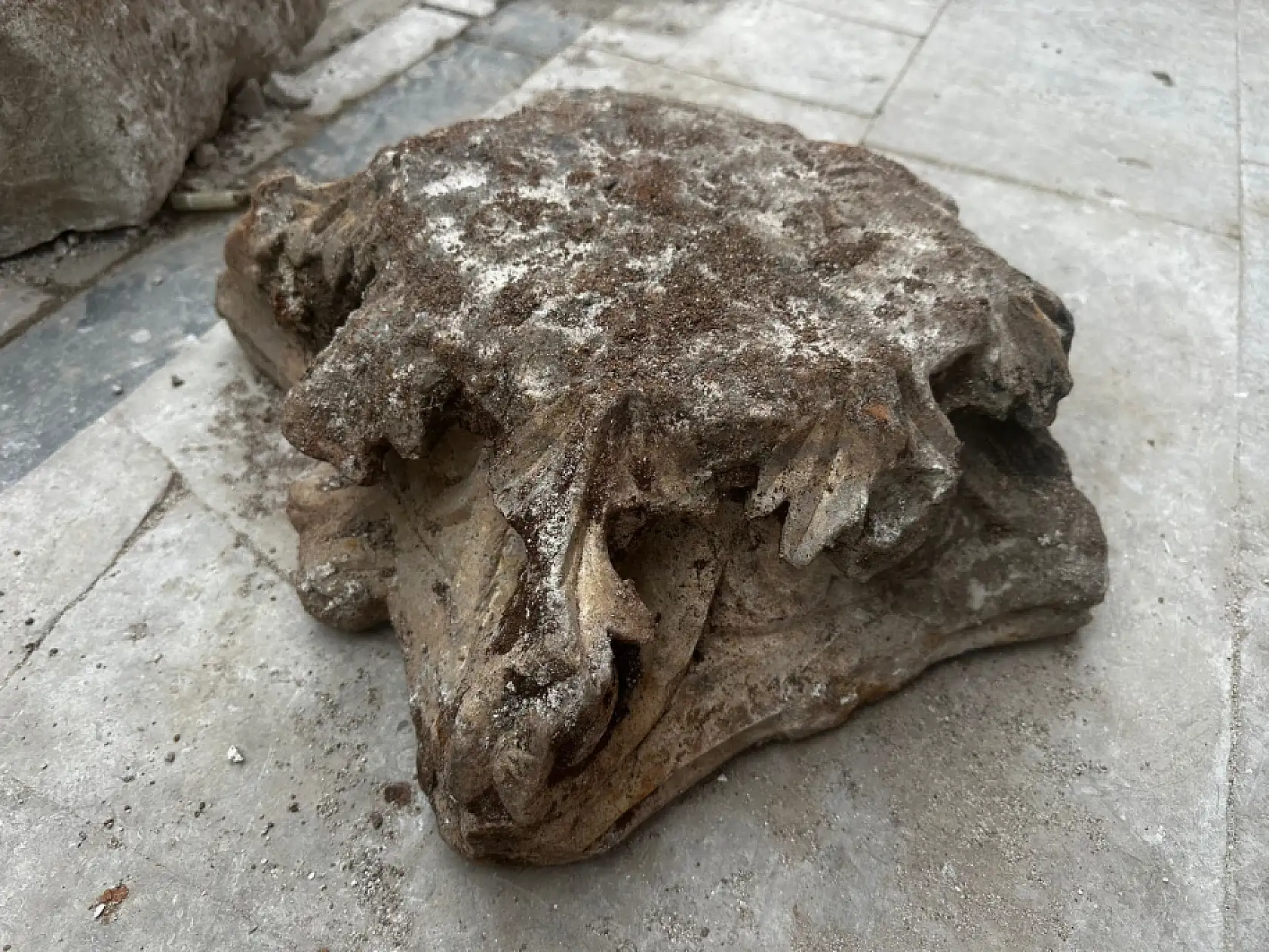 Muğla'da yıkılan binanın molozları arasından tarihi eserler çıktı