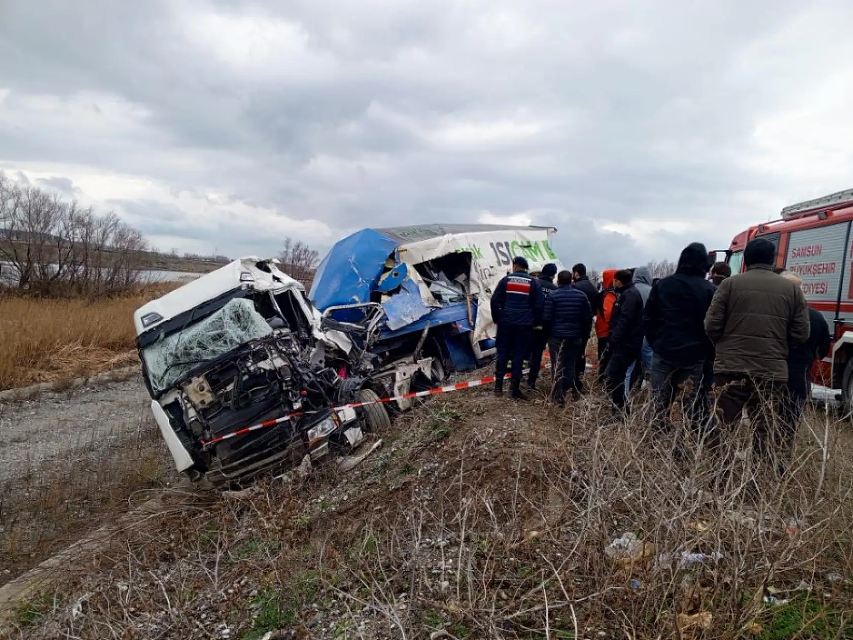 İki tır kafa kafaya çarpıştı: 1 ölü, 2 yaralı